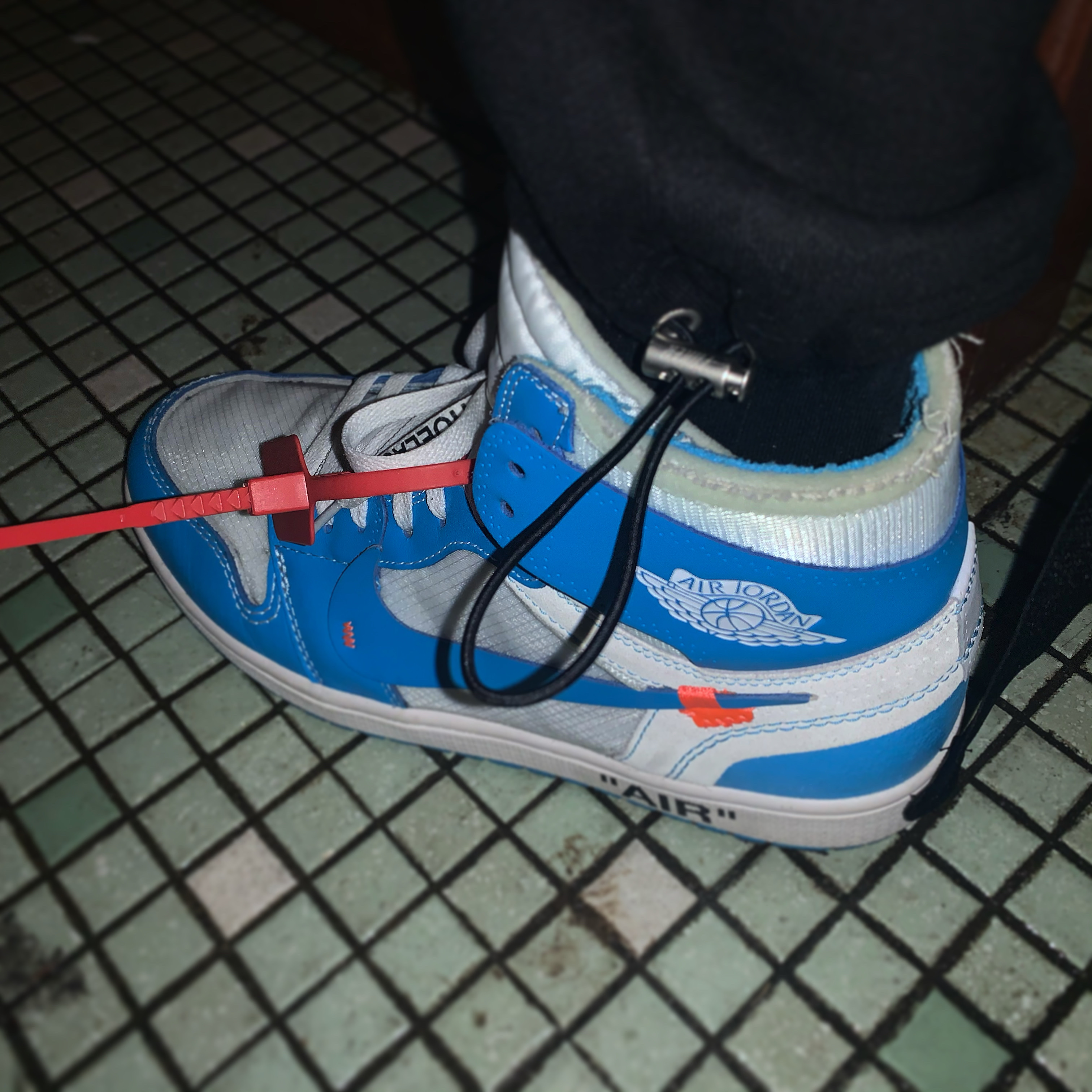Jordan 1 x Off-White Retro High University Blue 착용 스타일