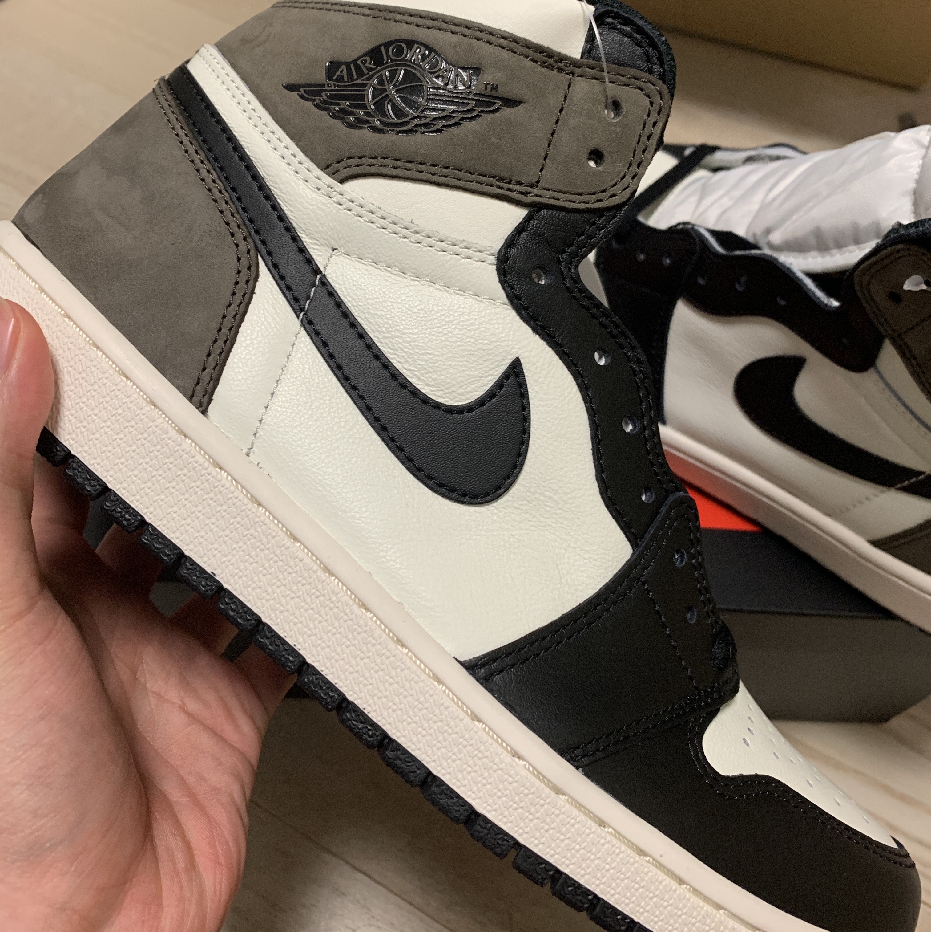 Jordan 1 Retro High OG Black Mocha 착용 스타일