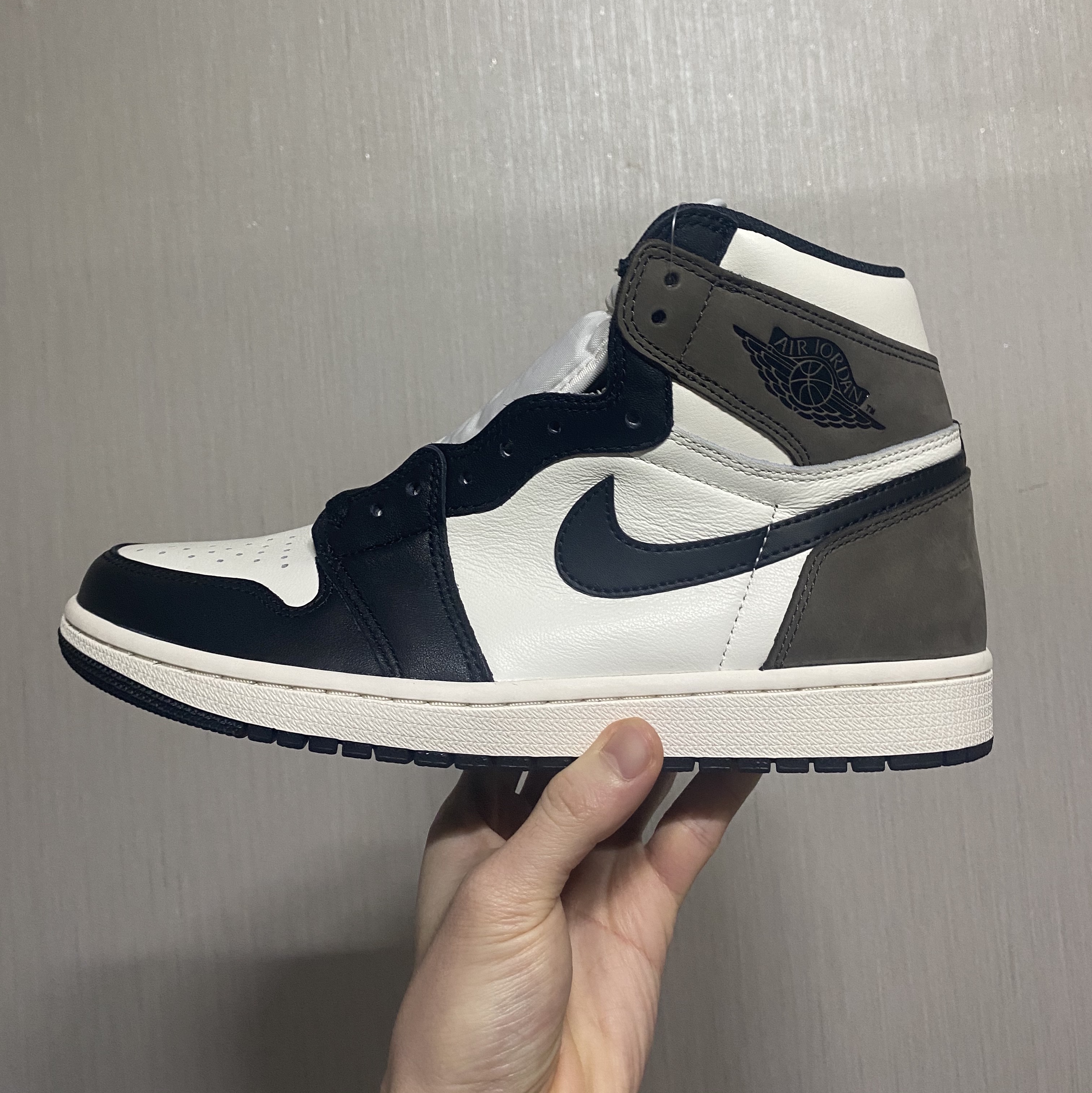 Jordan 1 Retro High OG Black Mocha 착용 스타일