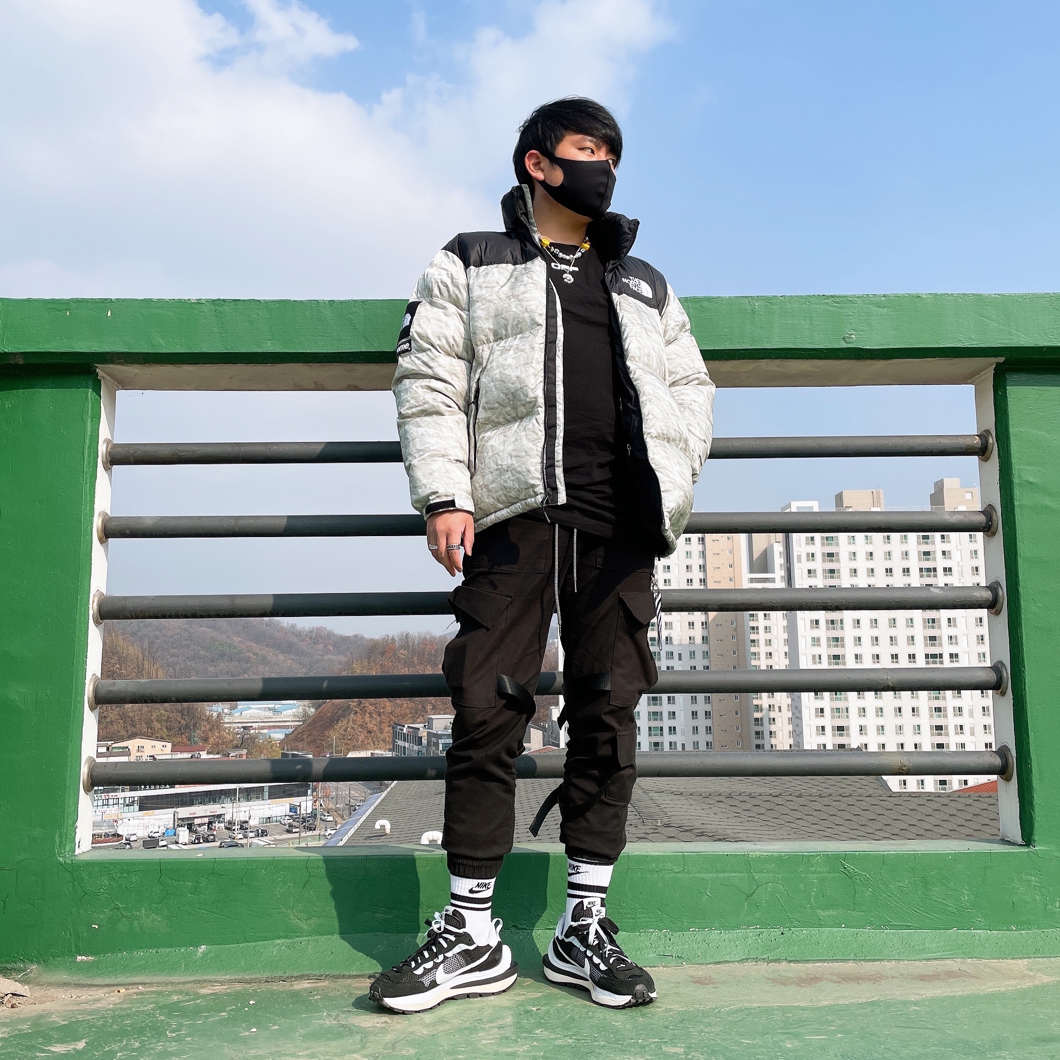 Nike x Sacai VaporWaffle Black White 착용 스타일 - 1