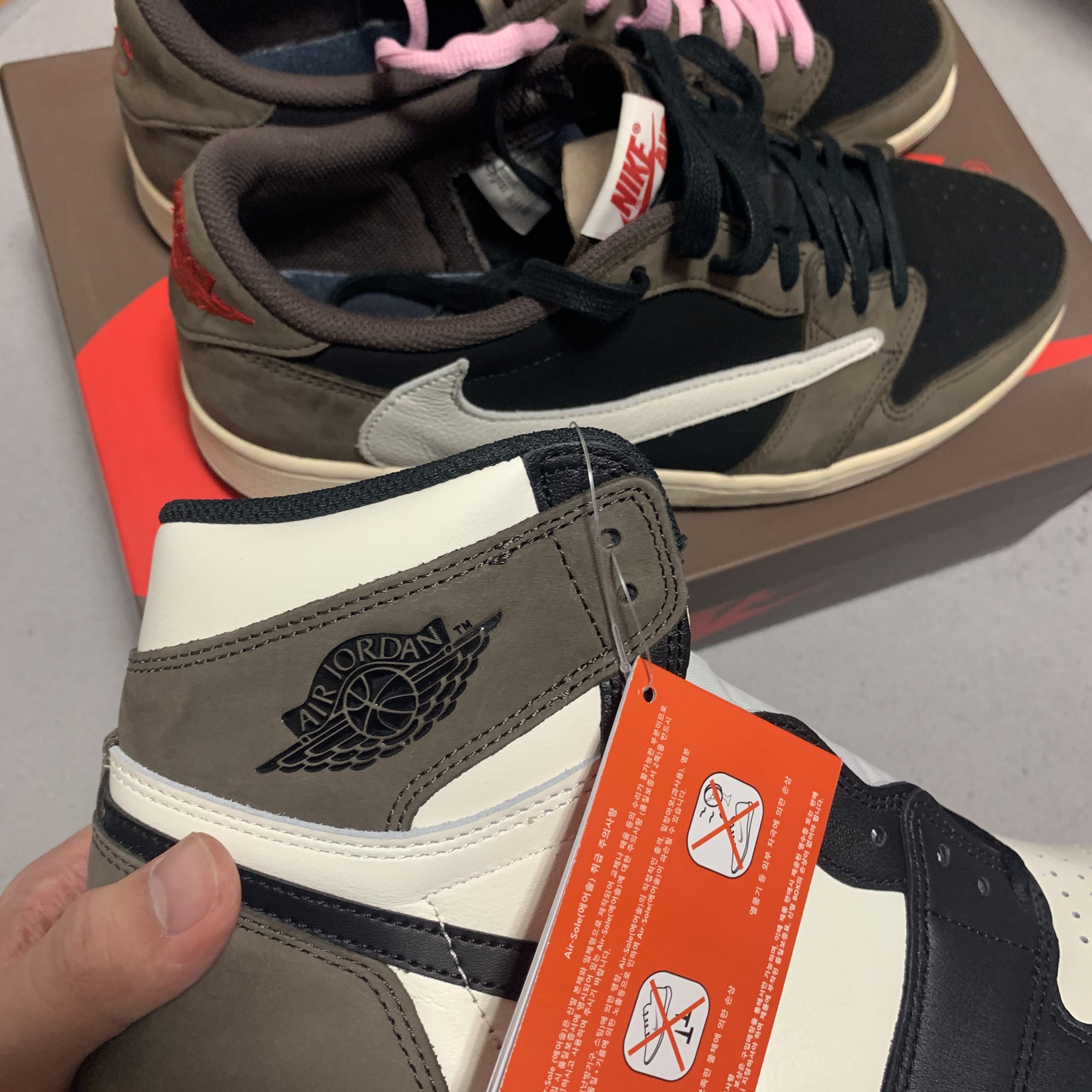 (GS) Jordan 1 Retro High OG Black Mocha, Jordan 1 Retro High OG Black Mocha 착용 스타일 - 2