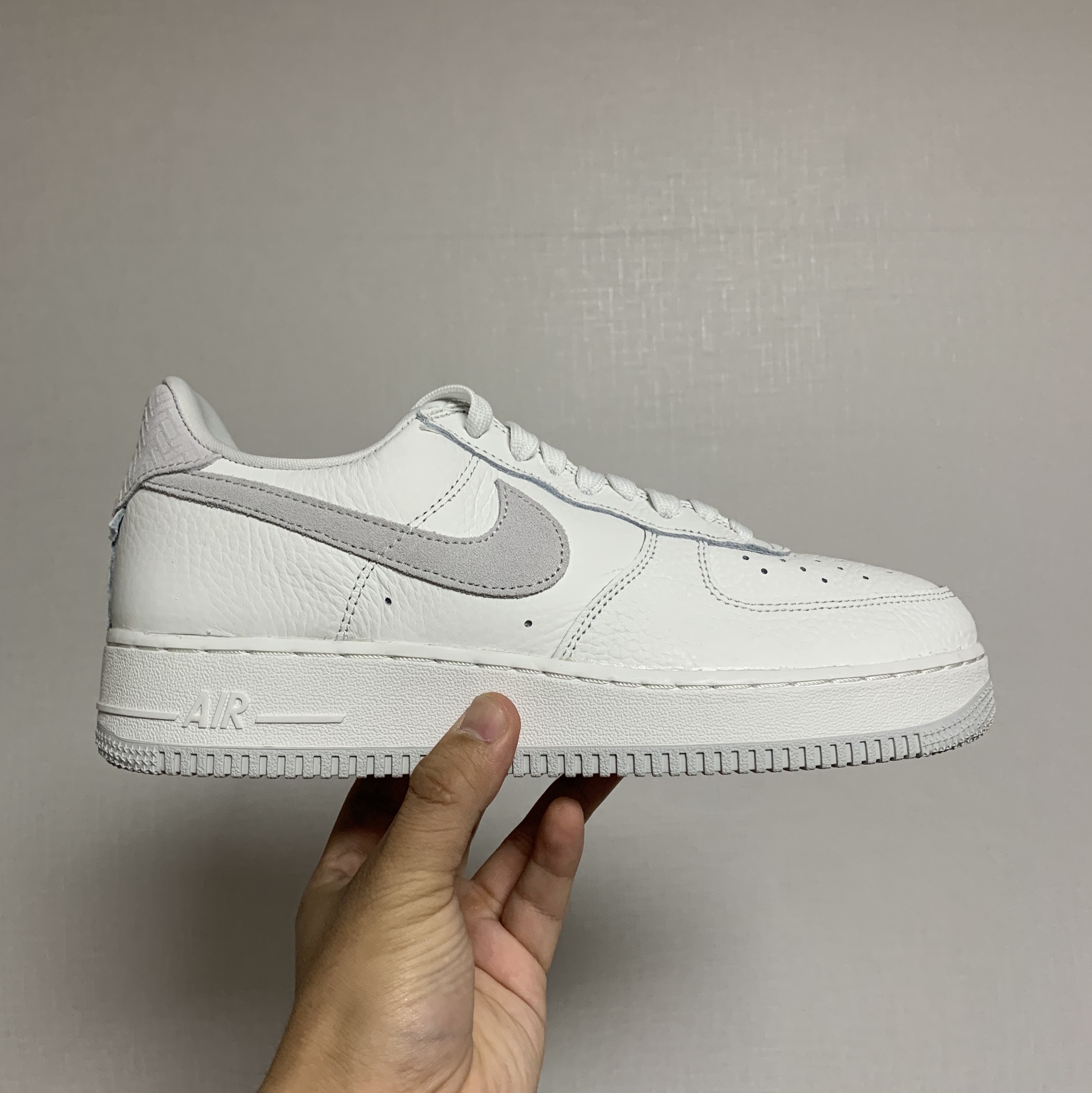 Nike Air Force 1 '07 Craft White Photon Dust 착용 스타일