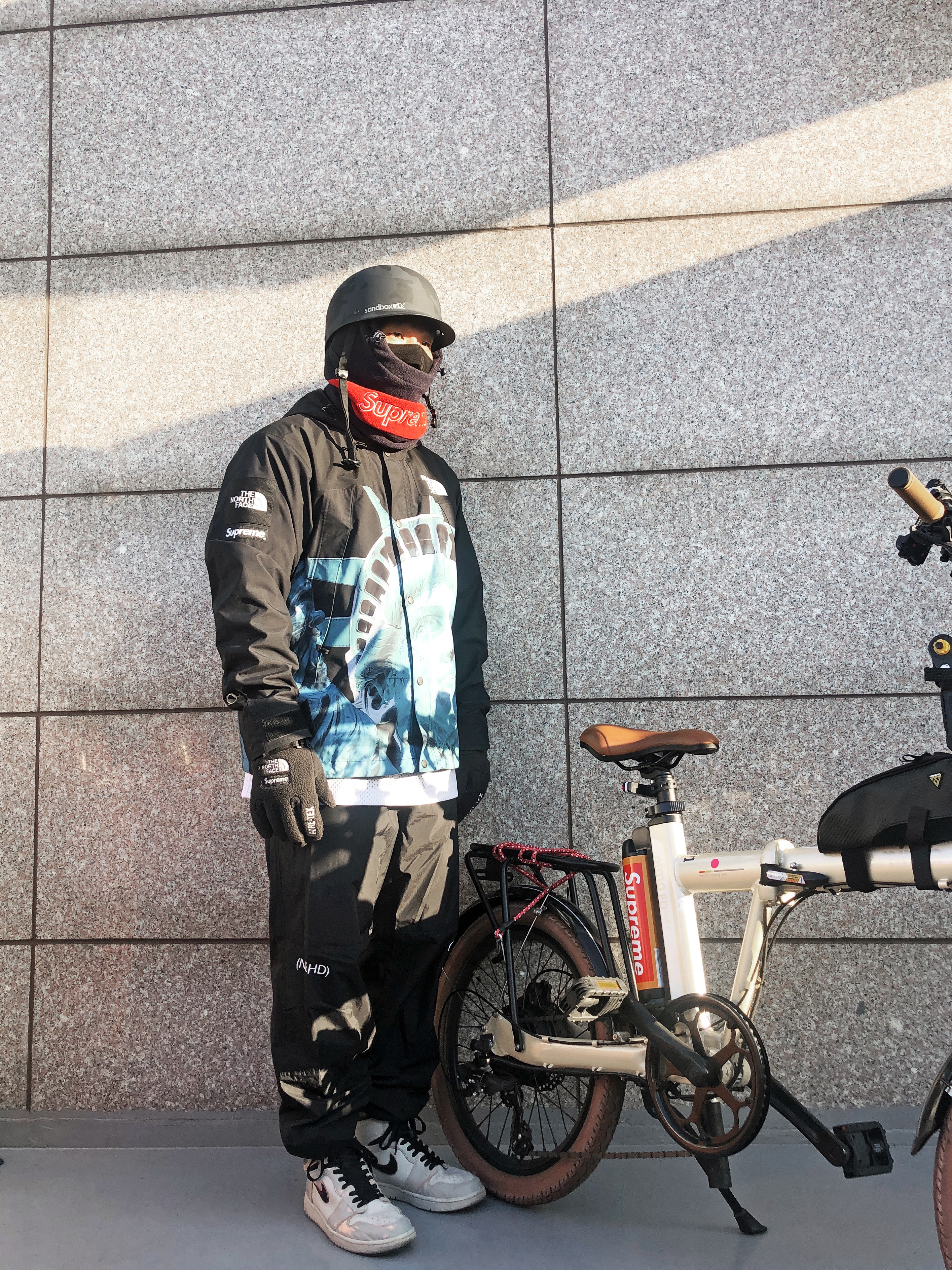 Jordan 1 Retro High OG Defiant SB NYC to Paris, Supreme x The North Face Statue of Liberty Mountain Jacket Black - 19FW 착용 스타일