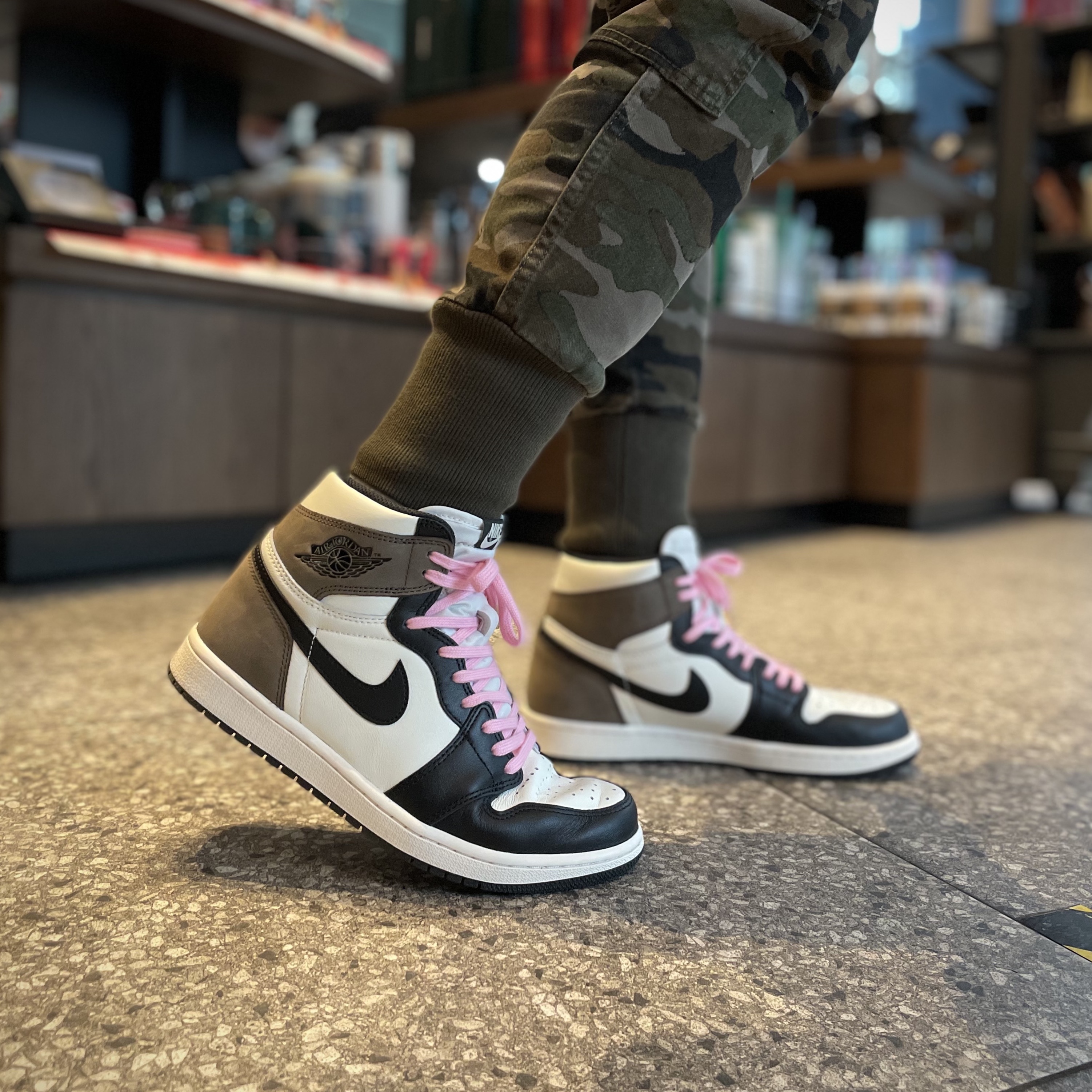 Jordan 1 Retro High OG Black Mocha 착용 스타일 - 2
