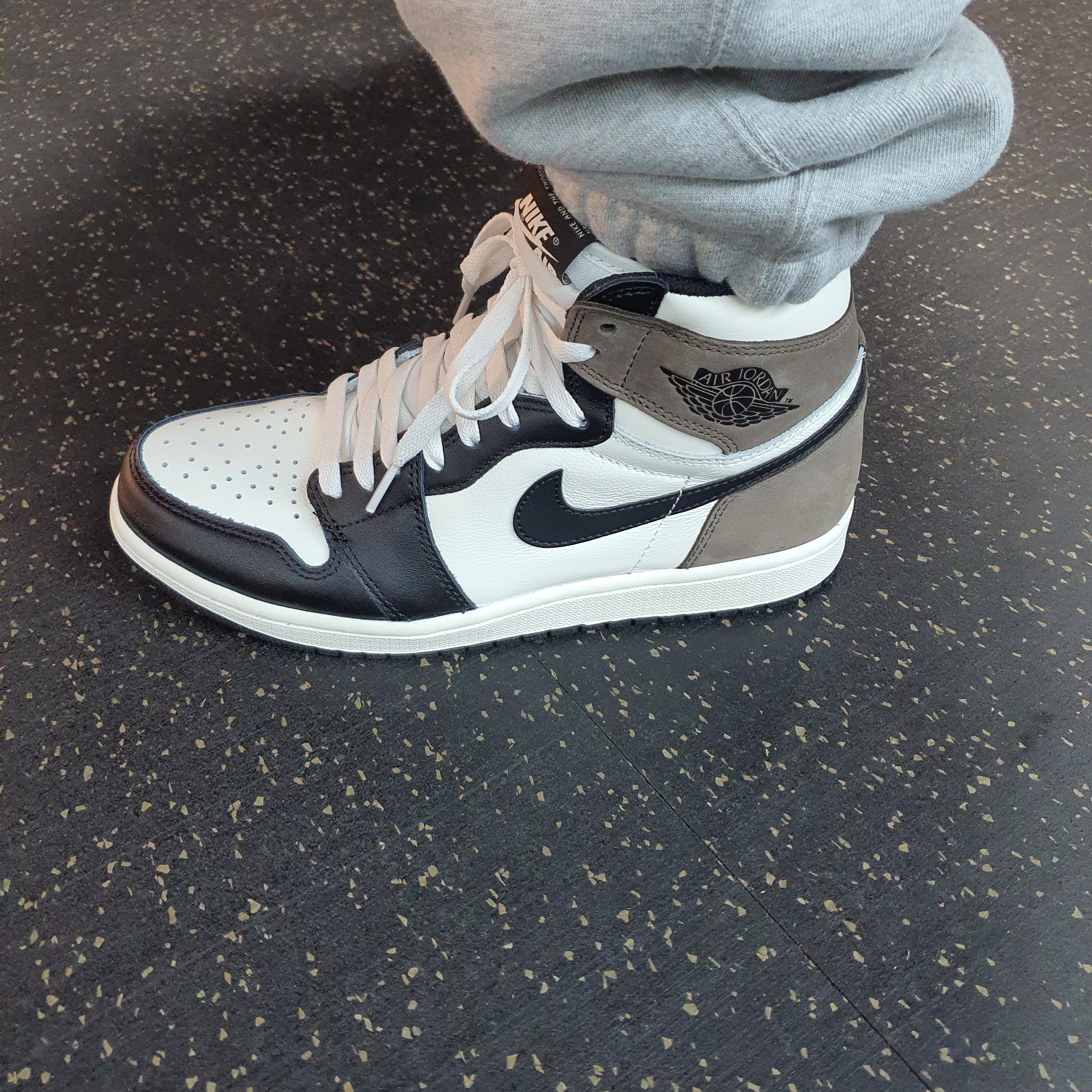 Jordan 1 Retro High OG Black Mocha 착용 스타일 - 2