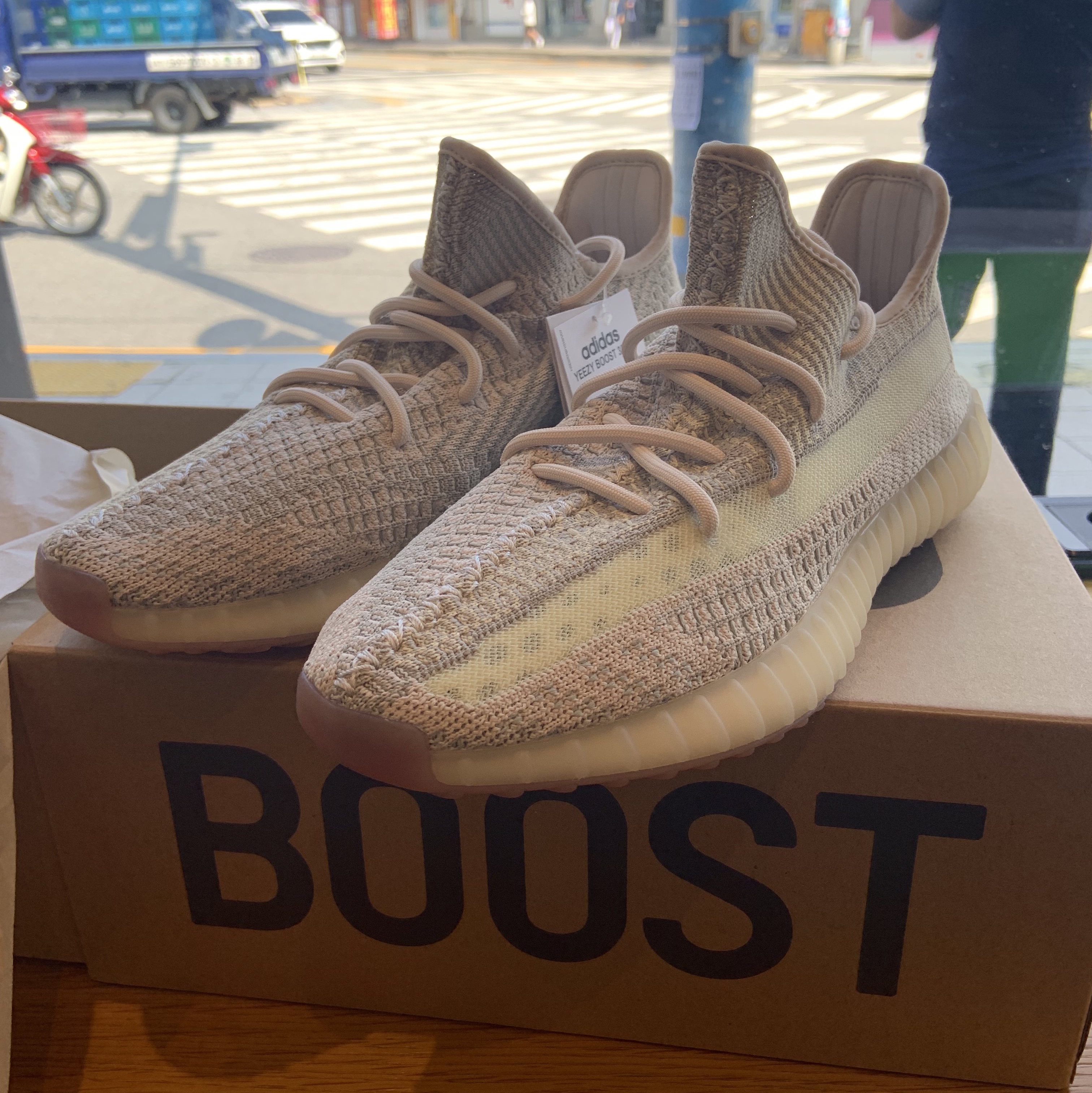 Adidas Yeezy Boost 350 V2 Citrin - Non-Reflective 착용 스타일