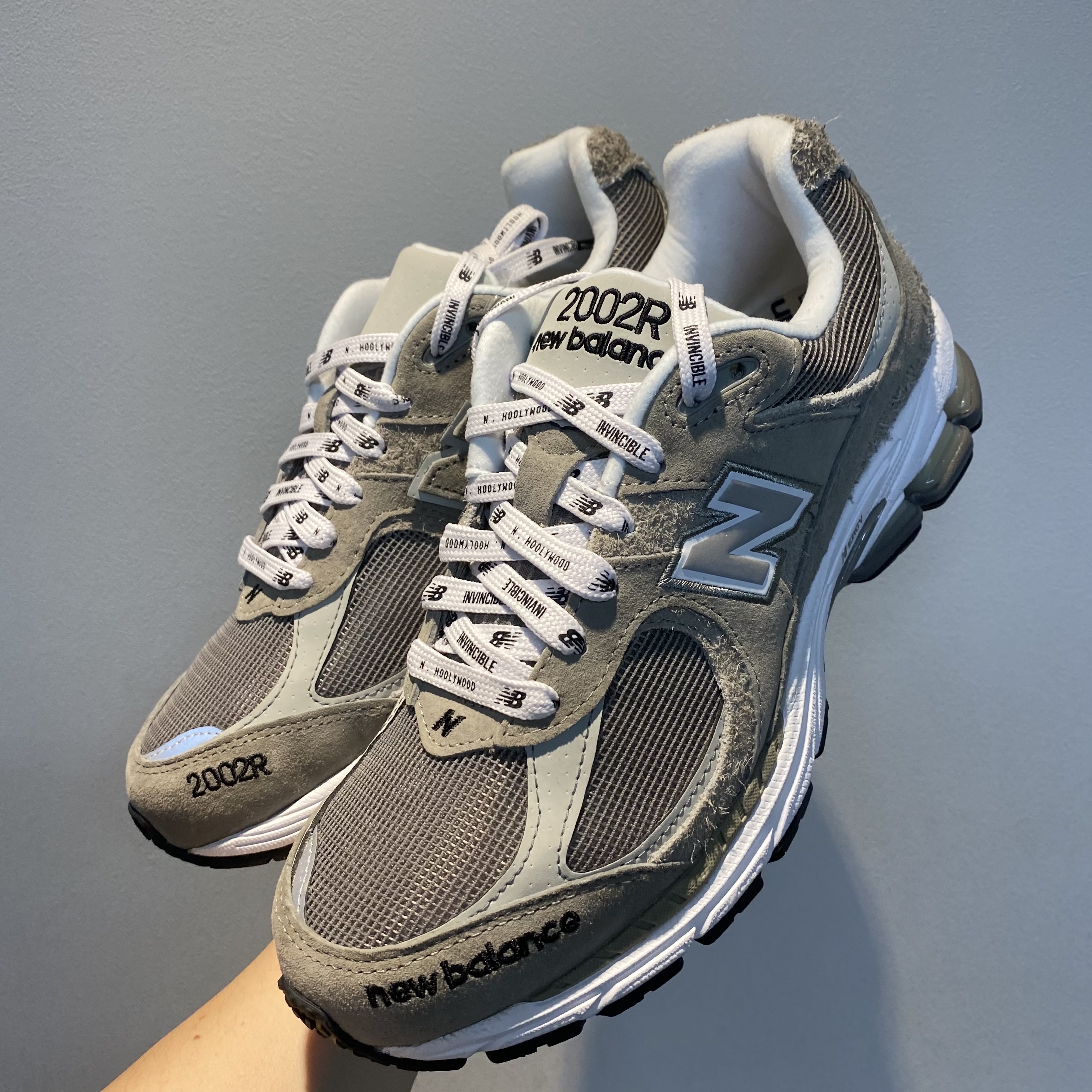 New Balance x Invincible x N.Hoolywood 2002R Gray 착용 스타일