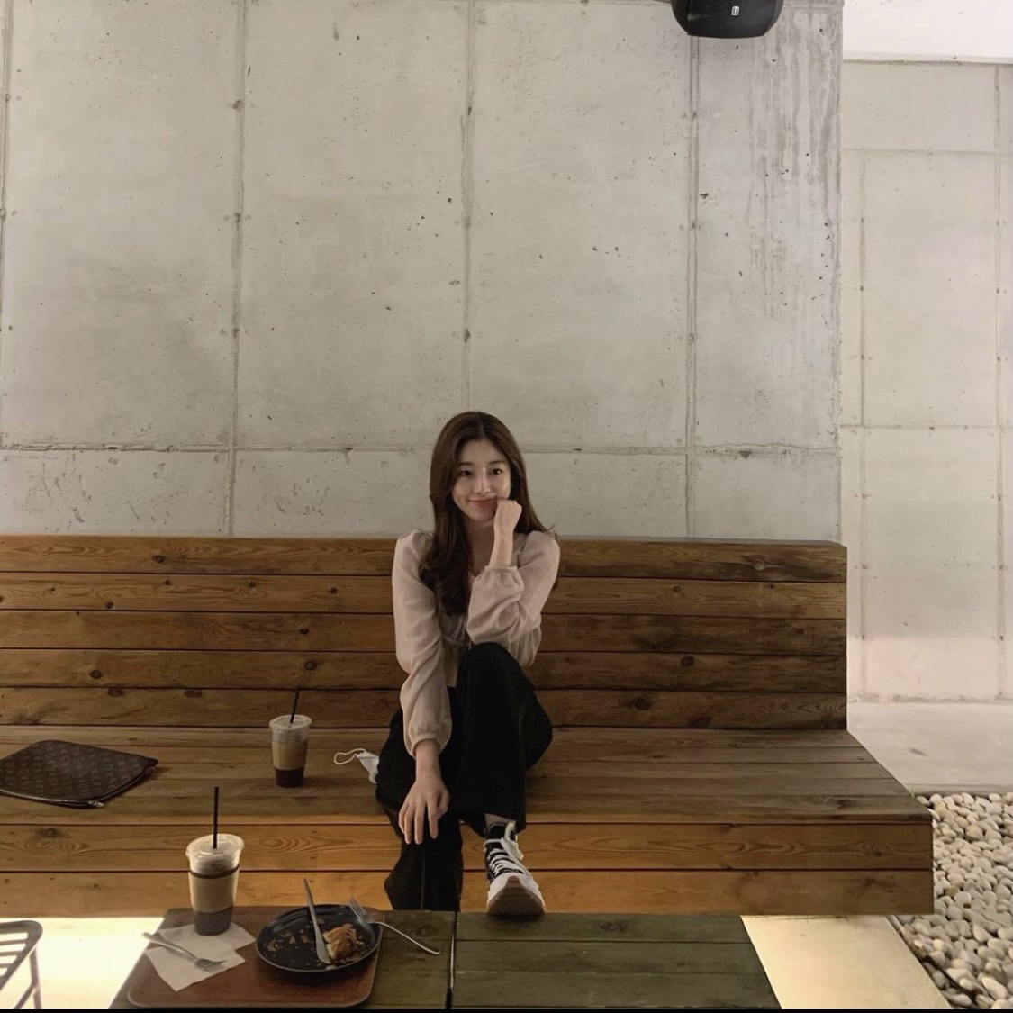 Converse Run Star Hike Hi Black White Gum 착용 스타일 - 2