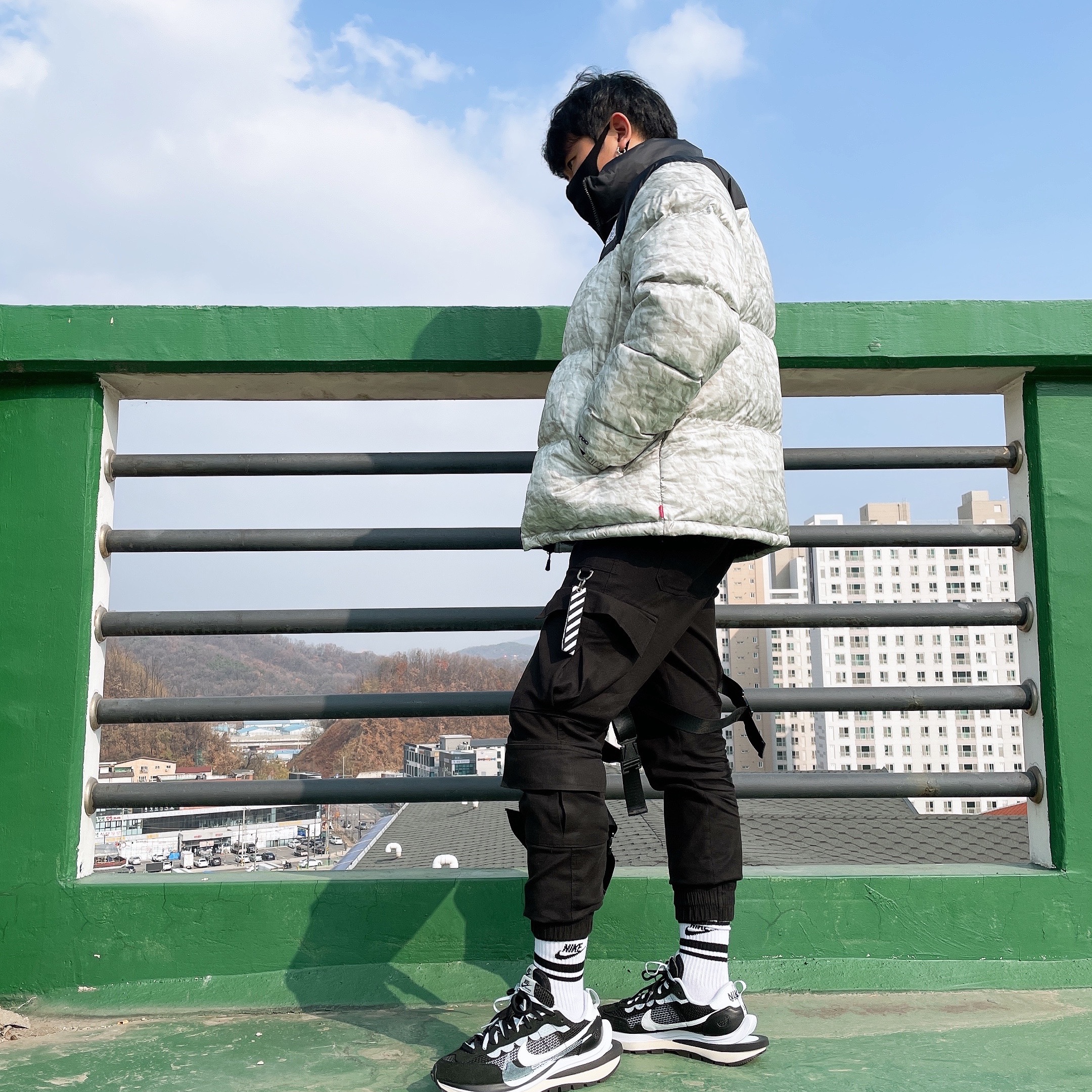 Nike x Sacai VaporWaffle Black White 착용 스타일 - 3