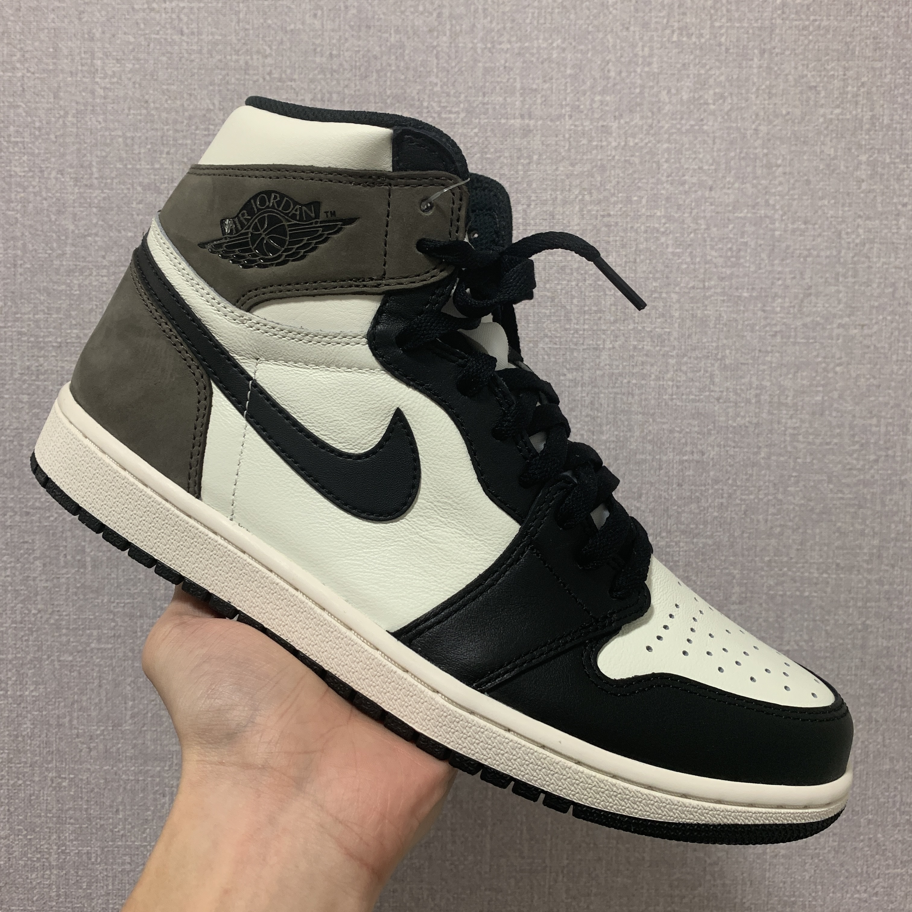 Jordan 1 Retro High OG Black Mocha 착용 스타일