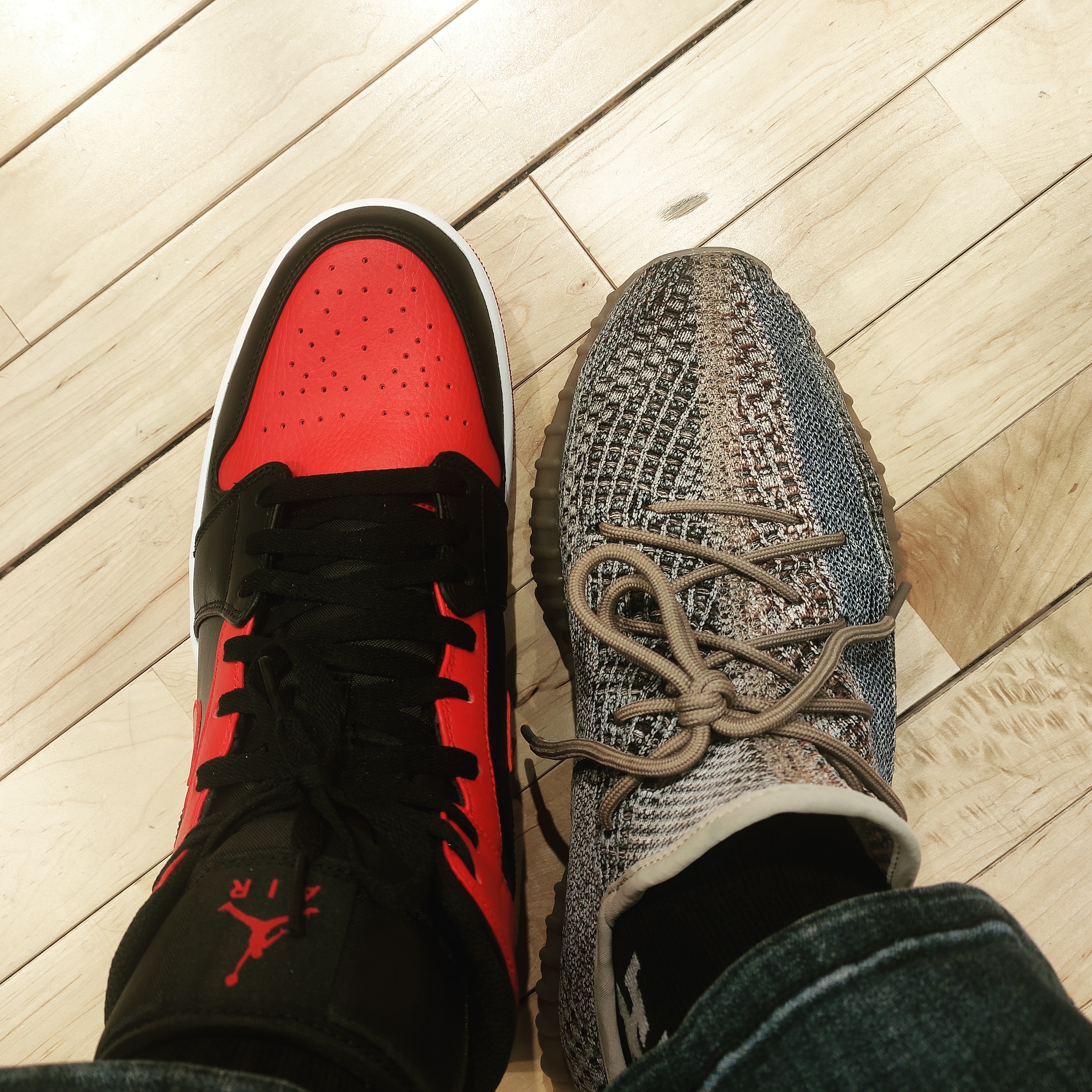 Adidas Yeezy Boost 350 V2 Fade, Jordan 1 Mid Bred Banned 2020 착용 스타일