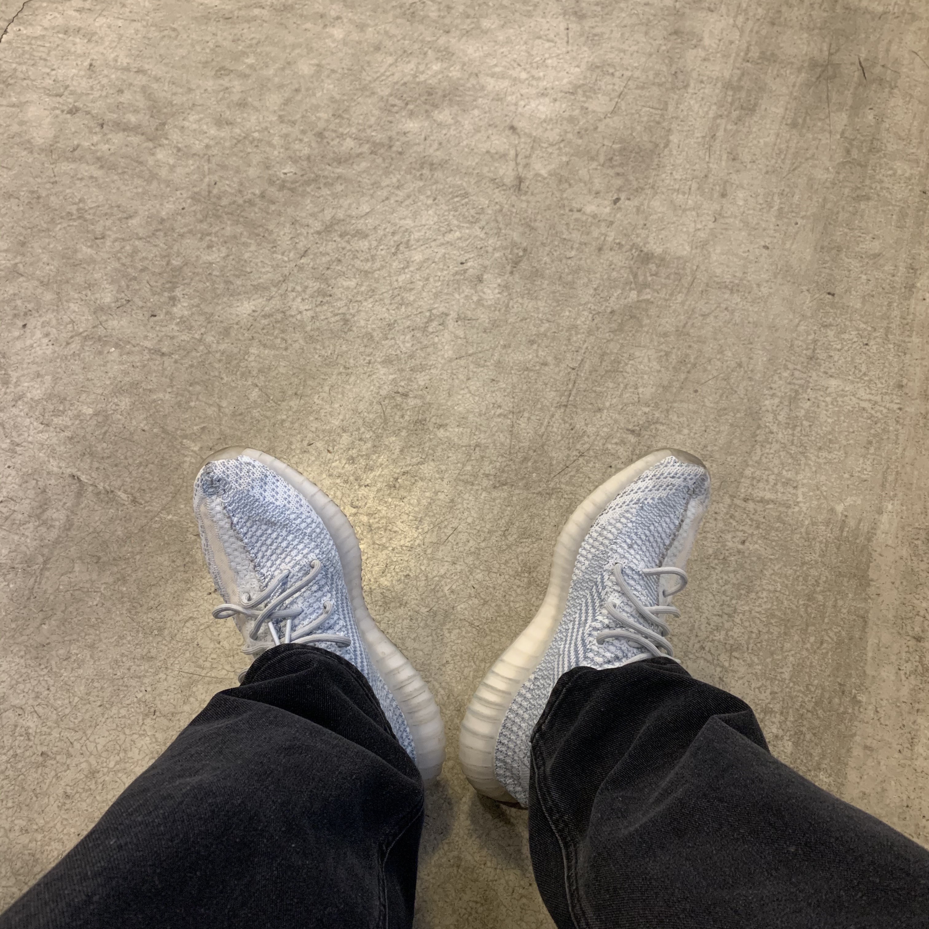 Adidas Yeezy Boost 350 V2 Cloud White - Non-Reflective 착용 스타일
