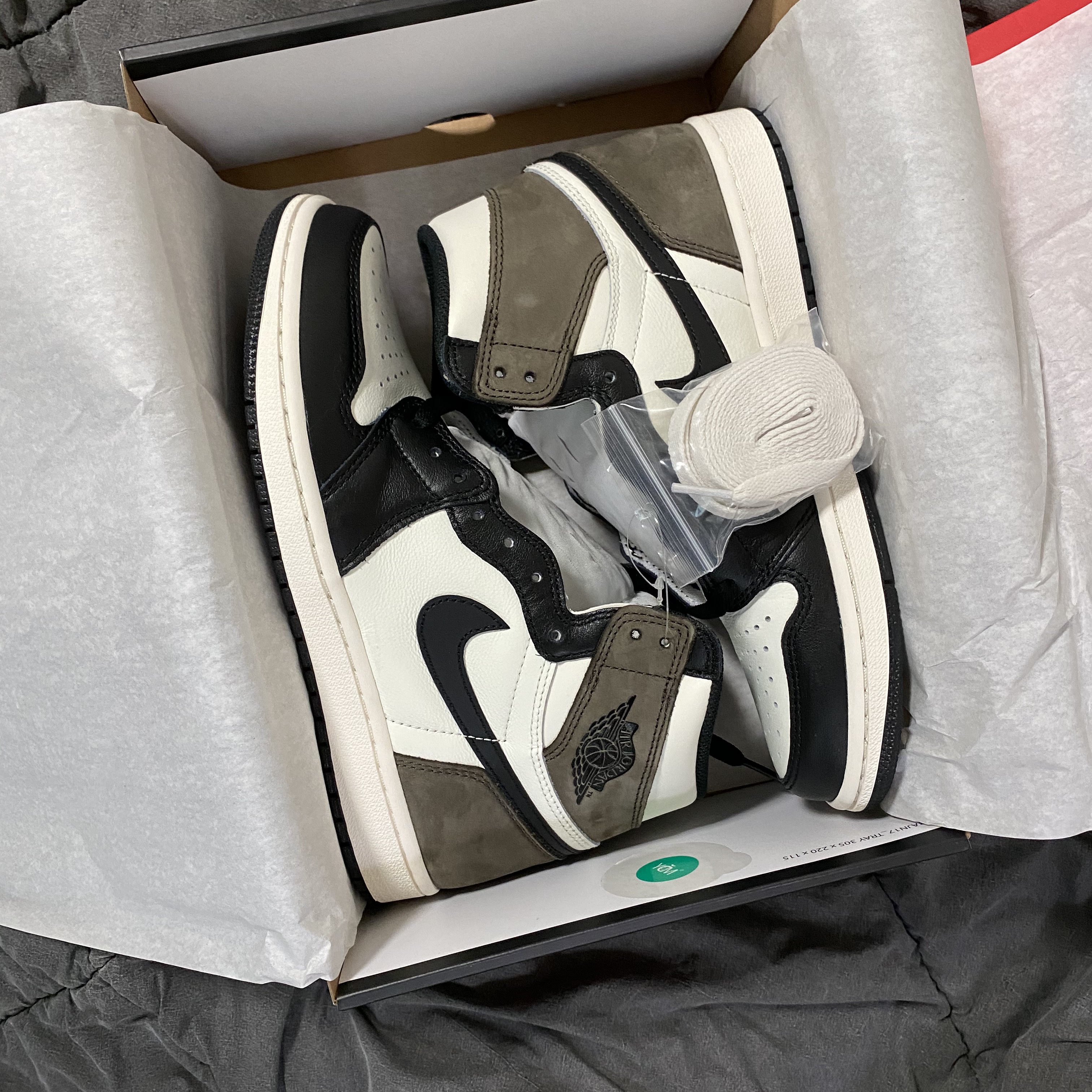 Jordan 1 Retro High OG Black Mocha 착용 스타일