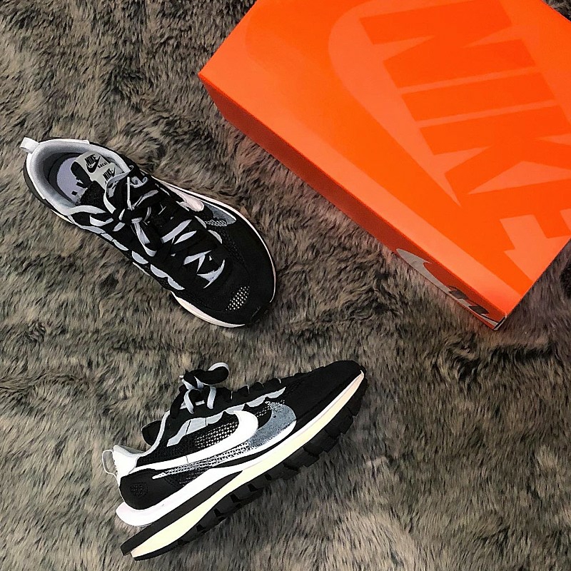 Nike x Sacai VaporWaffle Black White 착용 스타일 - 2