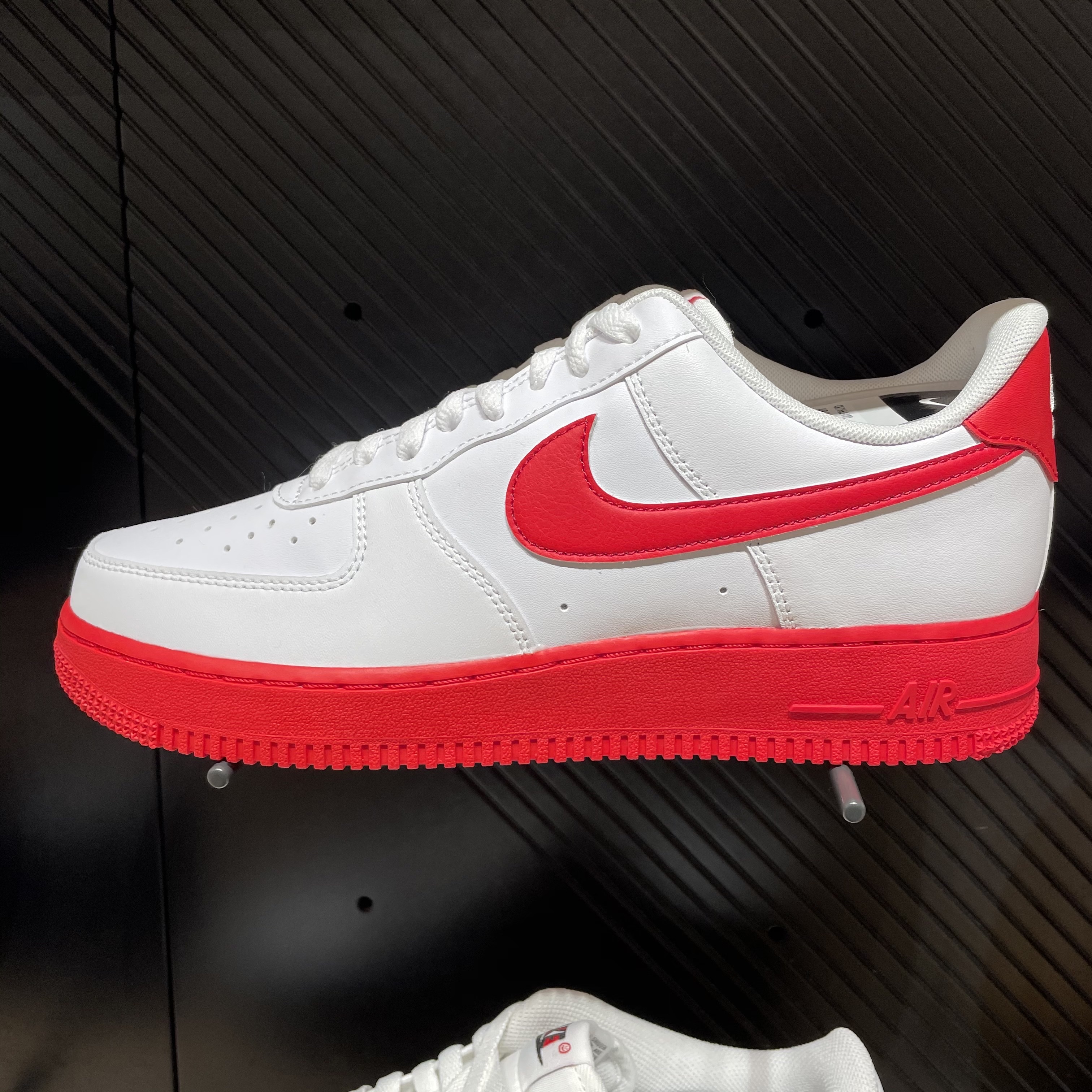 Nike Air Force 1 Low White Red Midsole 착용 스타일