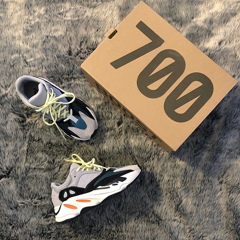 Adidas Yeezy Boost 700 Wave Runner Solid Grey 2017/2019 착용 스타일 - 2