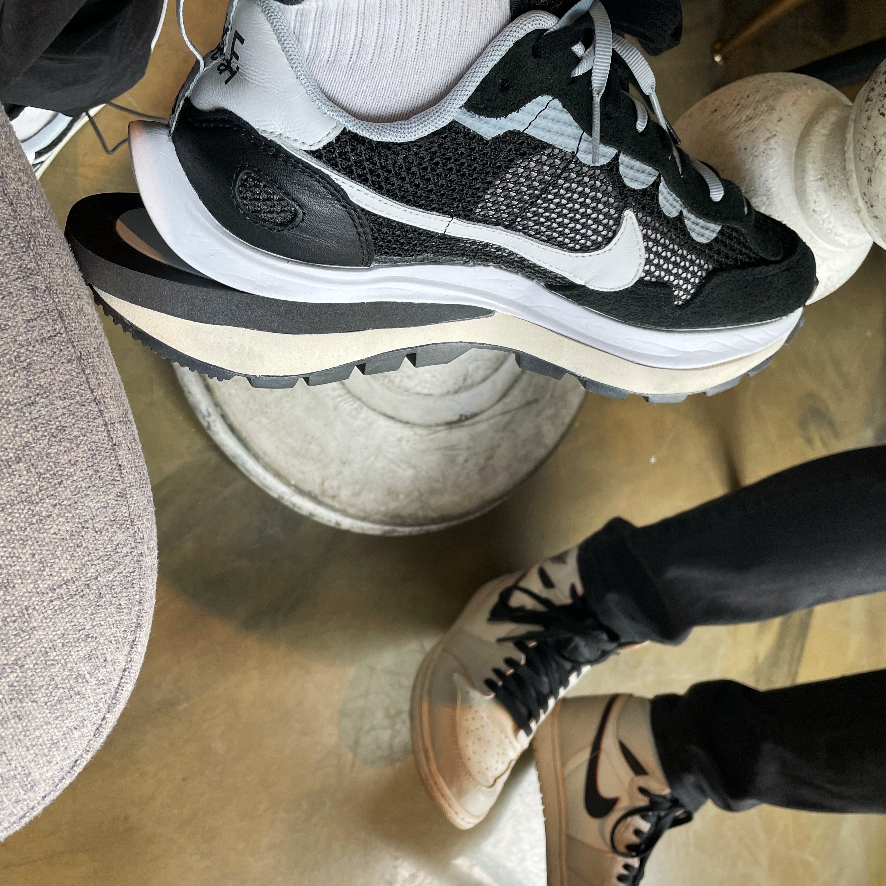 Nike x Sacai VaporWaffle Black White, Jordan 1 Retro High OG Defiant SB NYC to Paris 착용 스타일