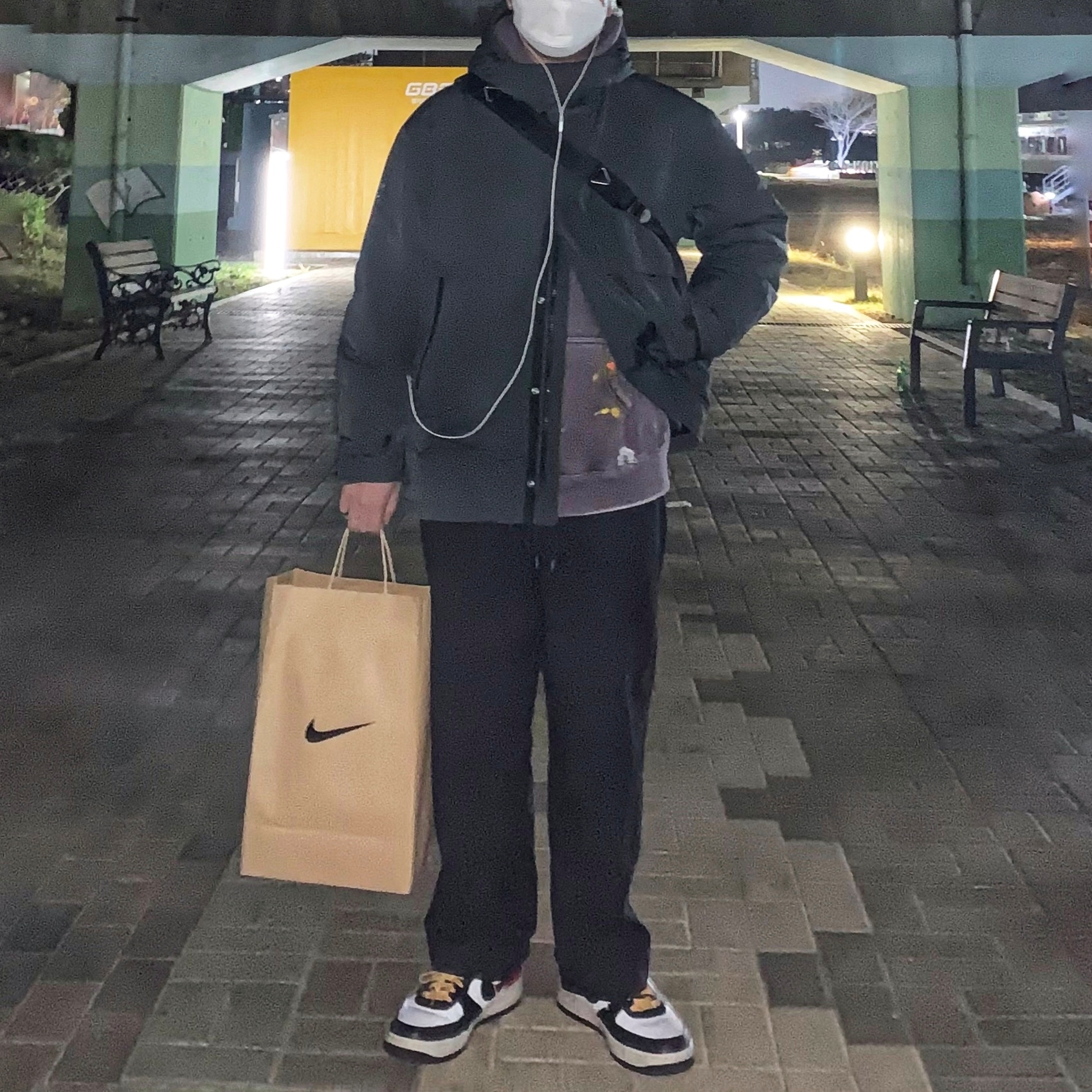 Nike Air Force 1 '07 Low White, Jordan 1 Retro High OG Black Mocha 착용 스타일