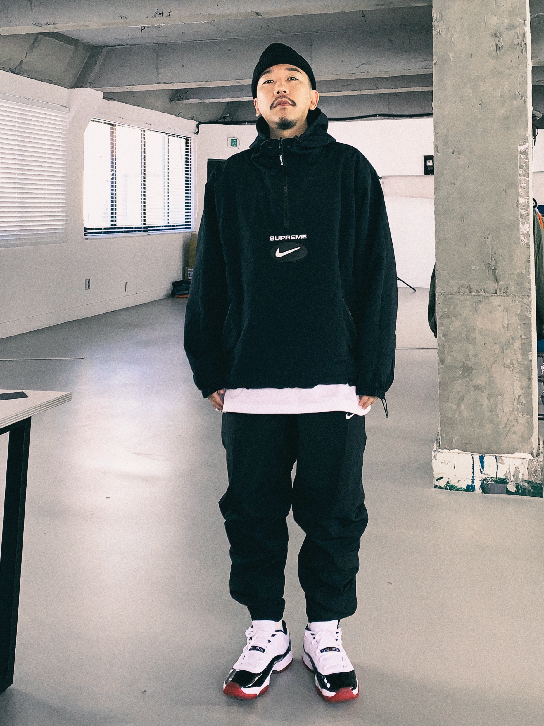 Jordan 11 Retro Low Concord Bred, Supreme x Nike Jewel Reversible Ripstop Anorak Black - 20FW 착용 스타일 - 1