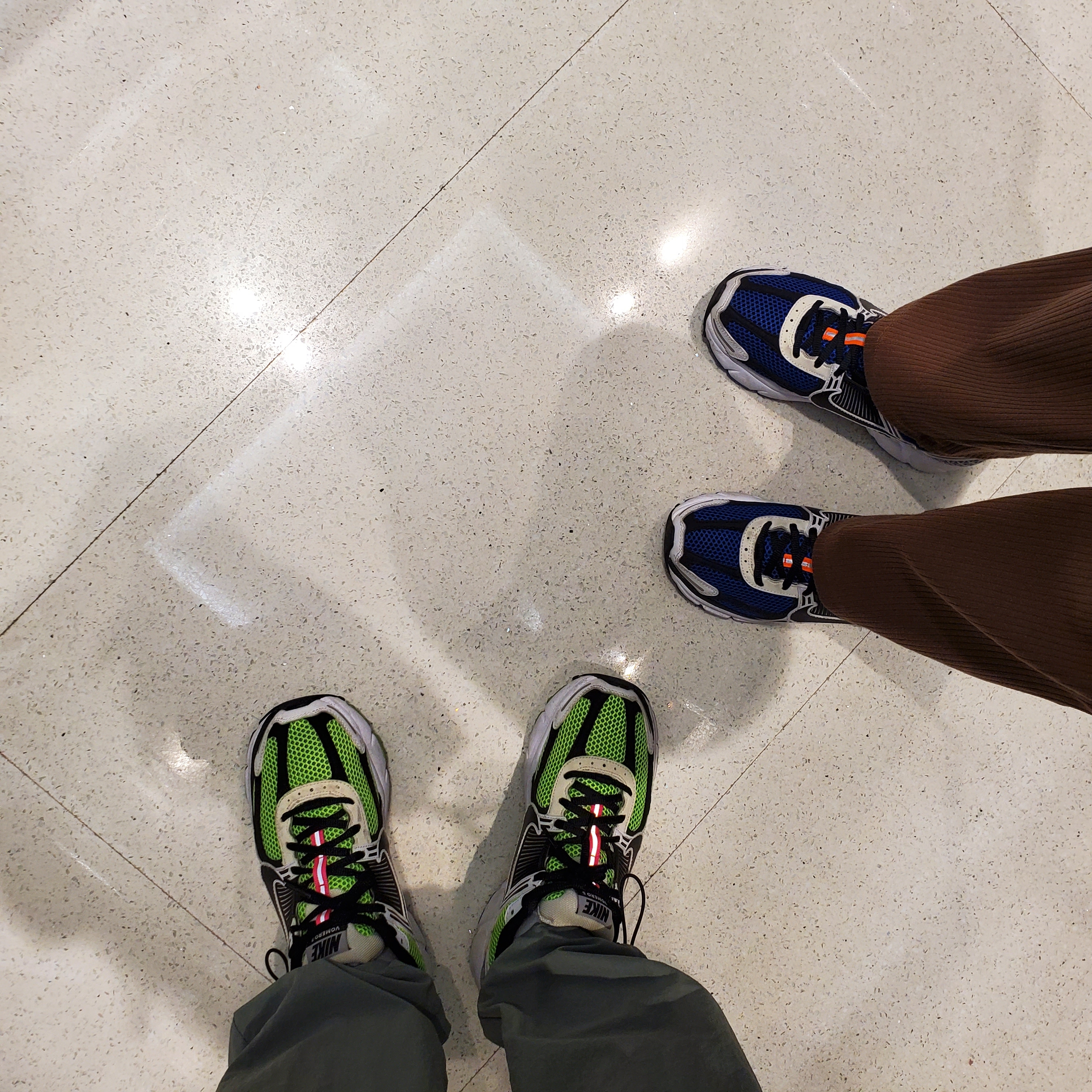 Nike Zoom Vomero 5 Electric Green Black, Nike Zoom Vomero 5 White Racer Blue Black 착용 스타일