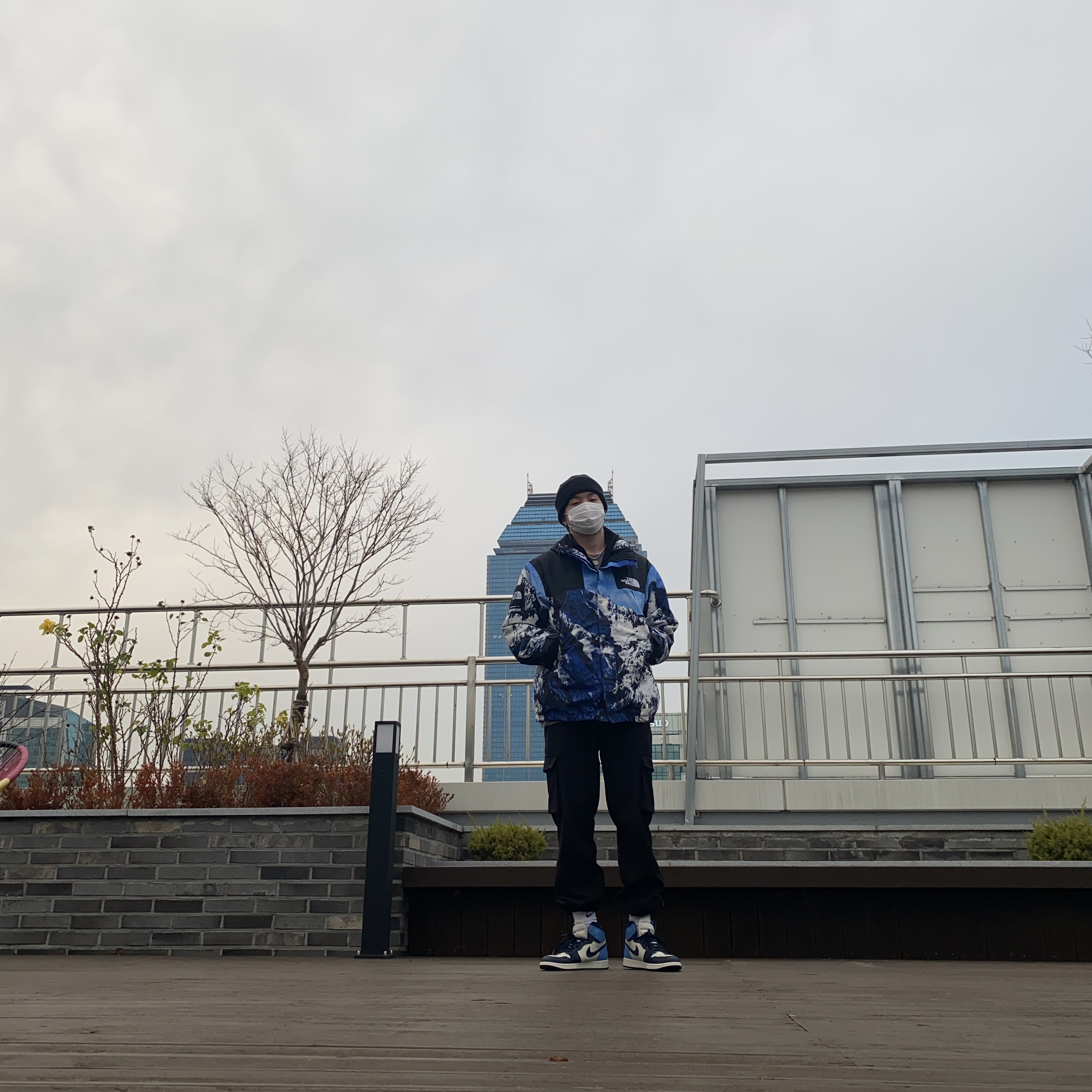 Jordan 1 Retro High Obsidian UNC 착용 스타일 - 4