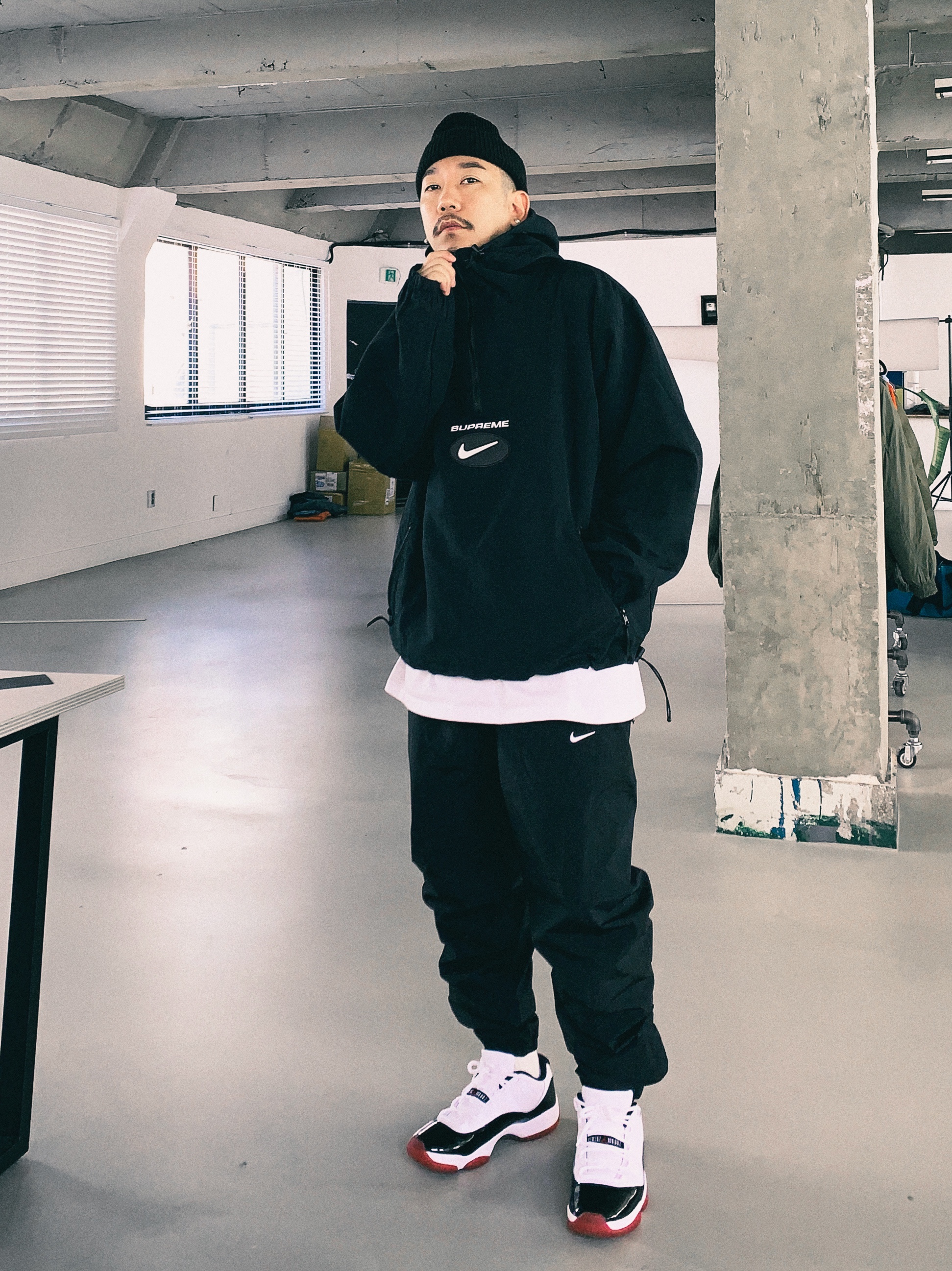 Jordan 11 Retro Low Concord Bred, Supreme x Nike Jewel Reversible Ripstop Anorak Black - 20FW 착용 스타일 - 2