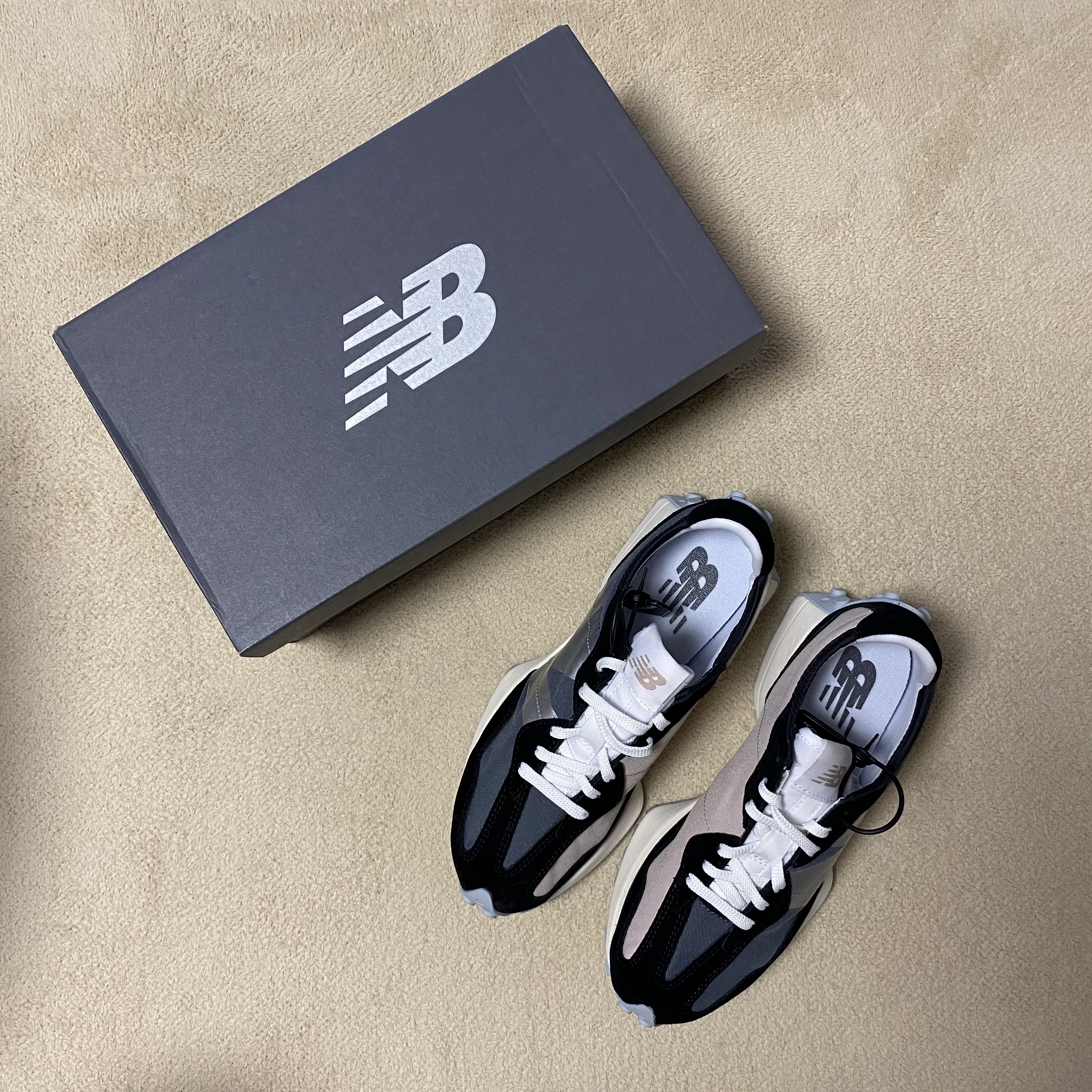 (W) New Balance 327 Black 착용 스타일 - 3