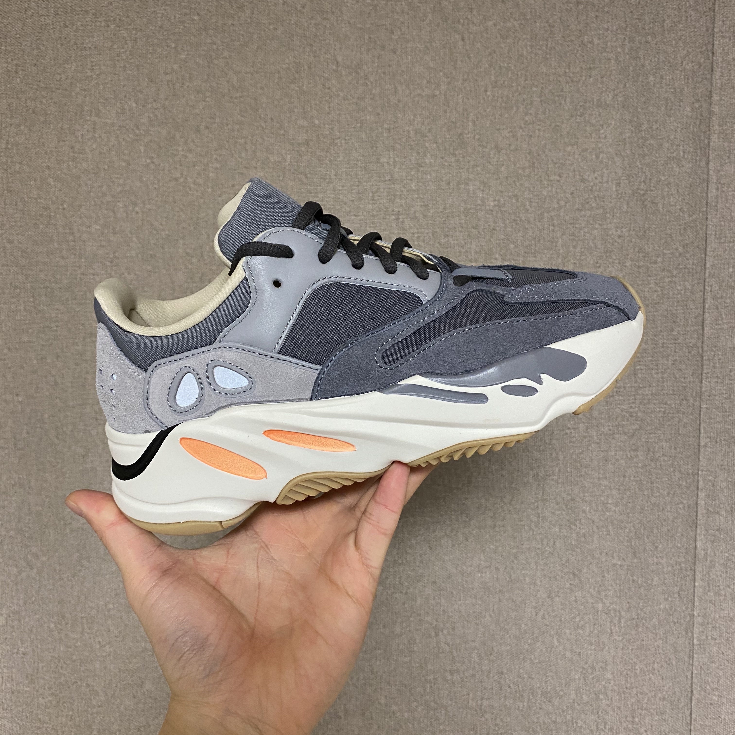 Adidas Yeezy Boost 700 Magnet 착용 스타일 - 2