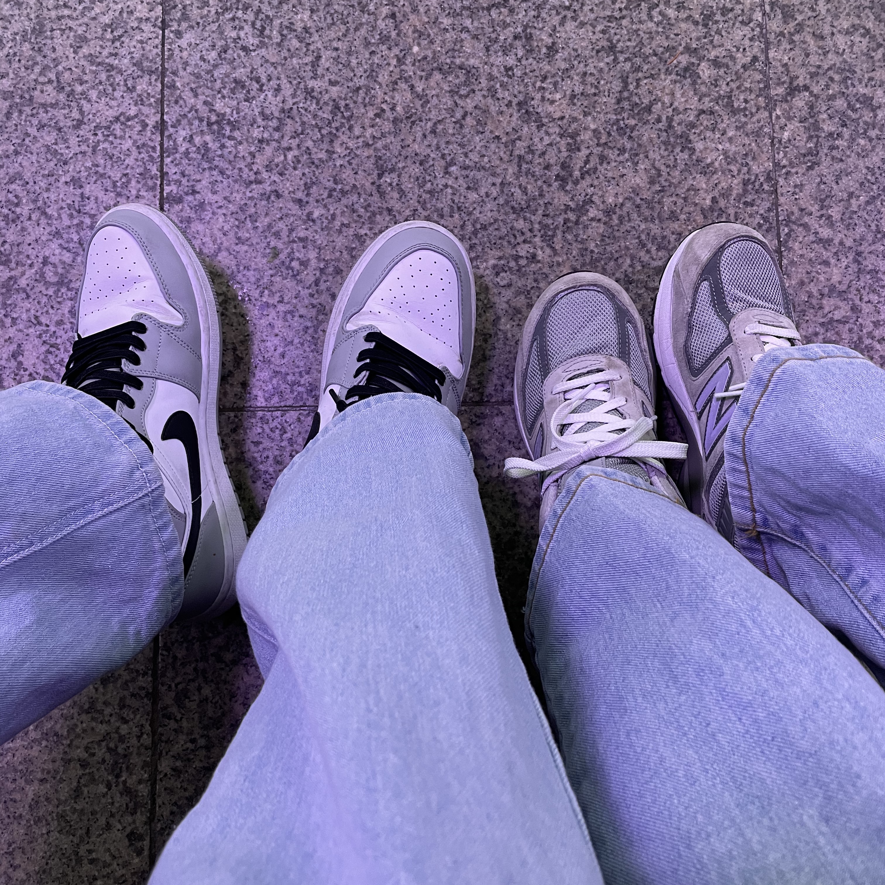 Jordan 1 Mid Light Smoke Grey, New Balance 990v5 Made in USA Grey - D Standard 착용 스타일