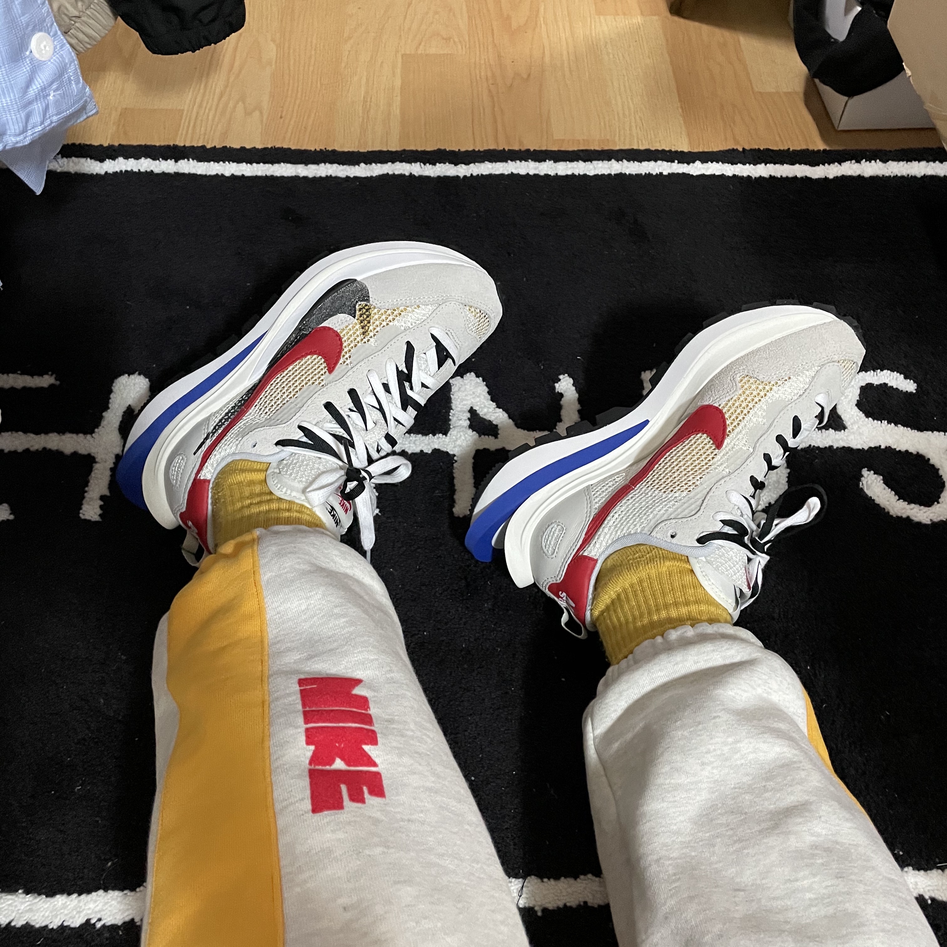 Nike x Sacai VaporWaffle Royal Fuchsia 착용 스타일