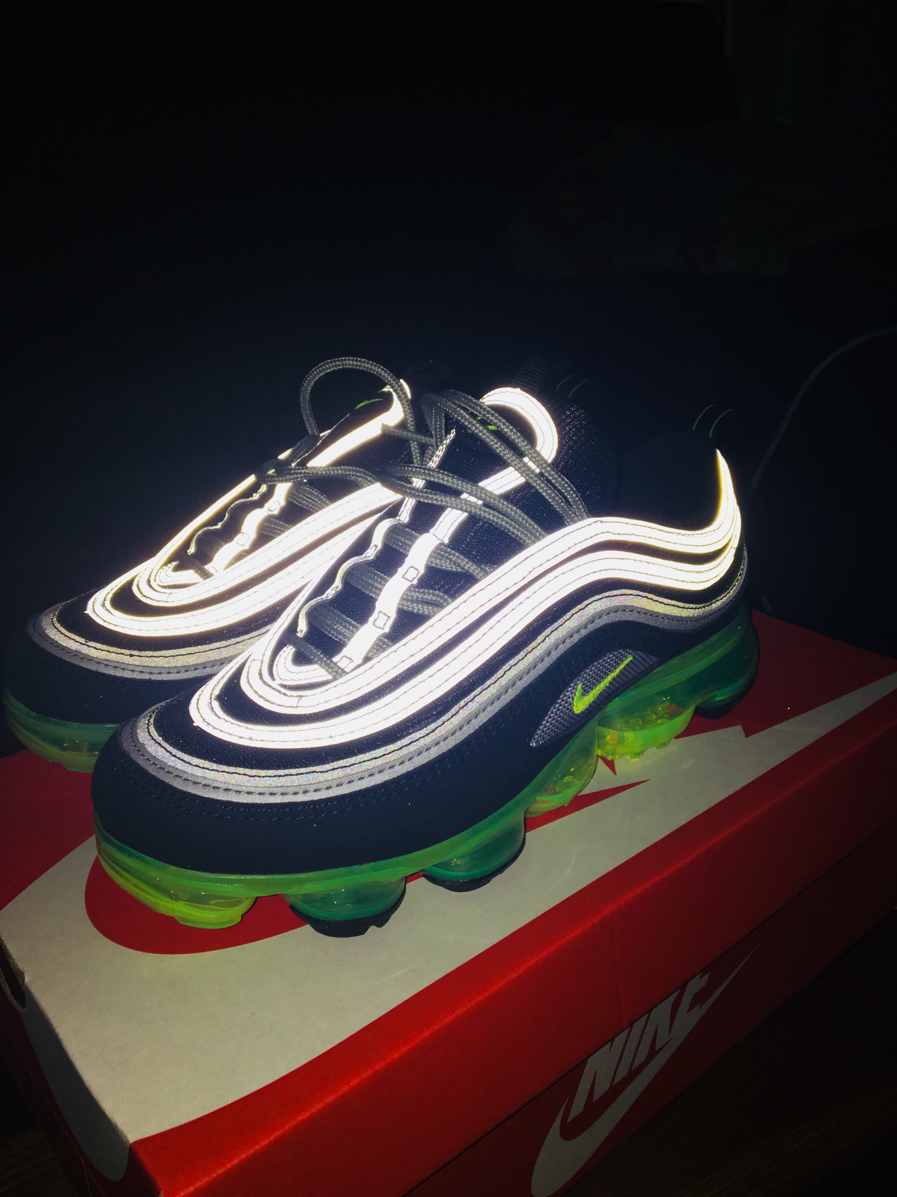 Nike Air VaporMax 97 Black Volt 착용 스타일