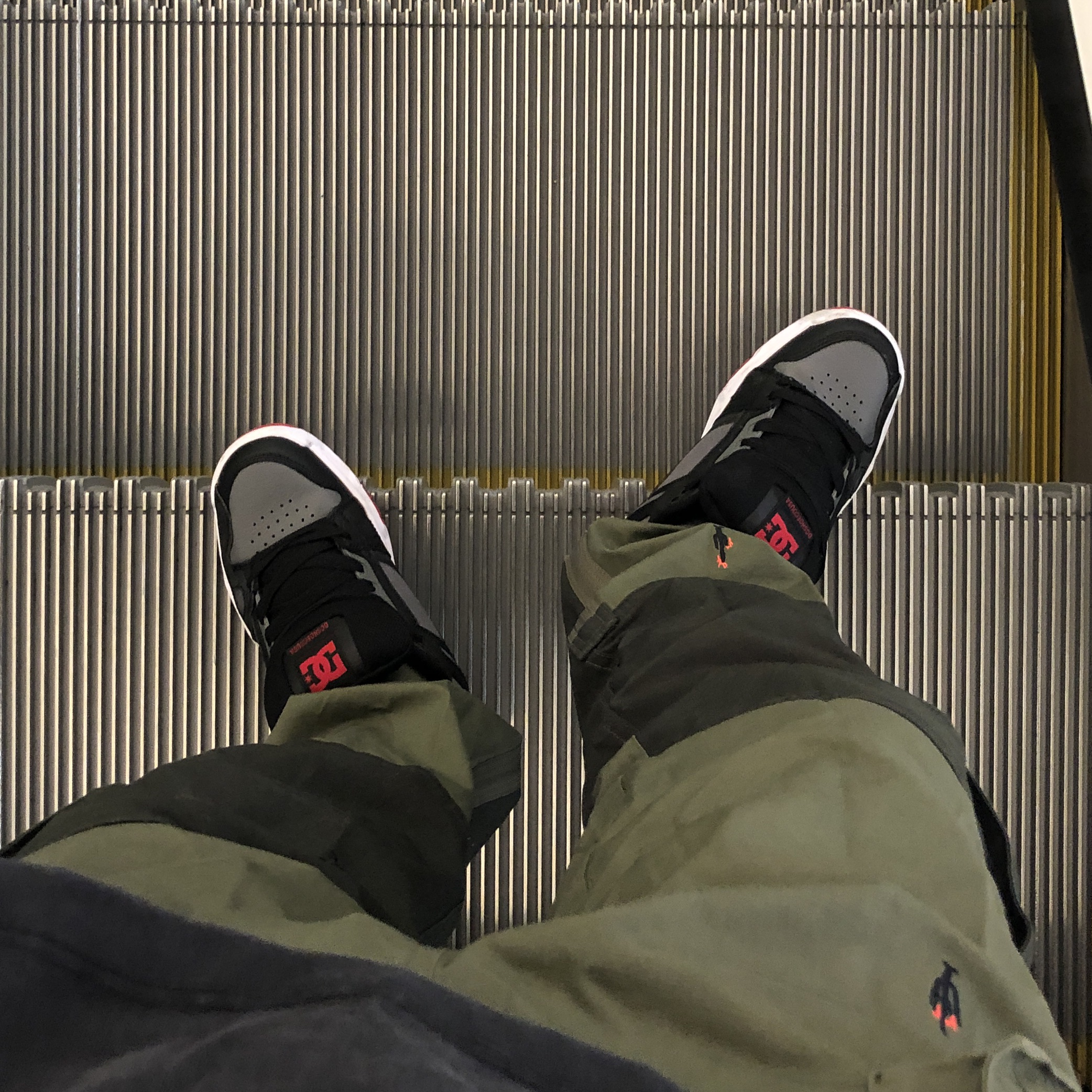 Jordan x Travis Scott Cargo Pants Olive 착용 스타일