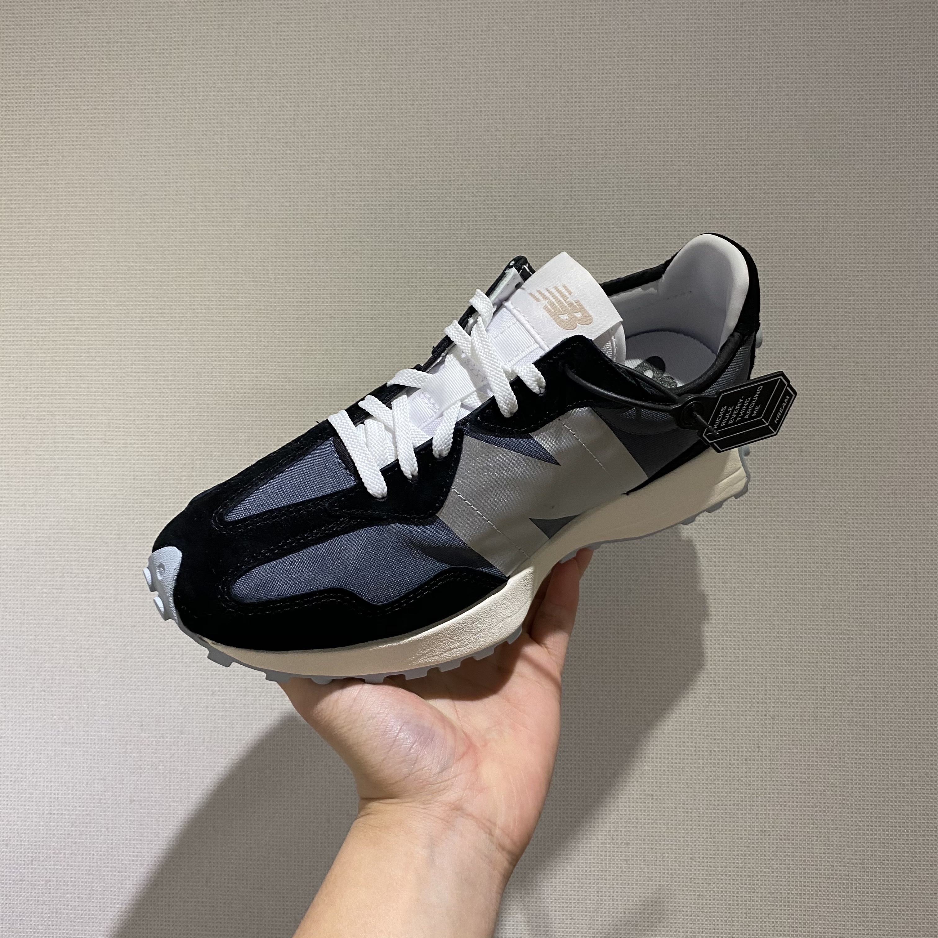 (W) New Balance 327 Black 착용 스타일 - 2