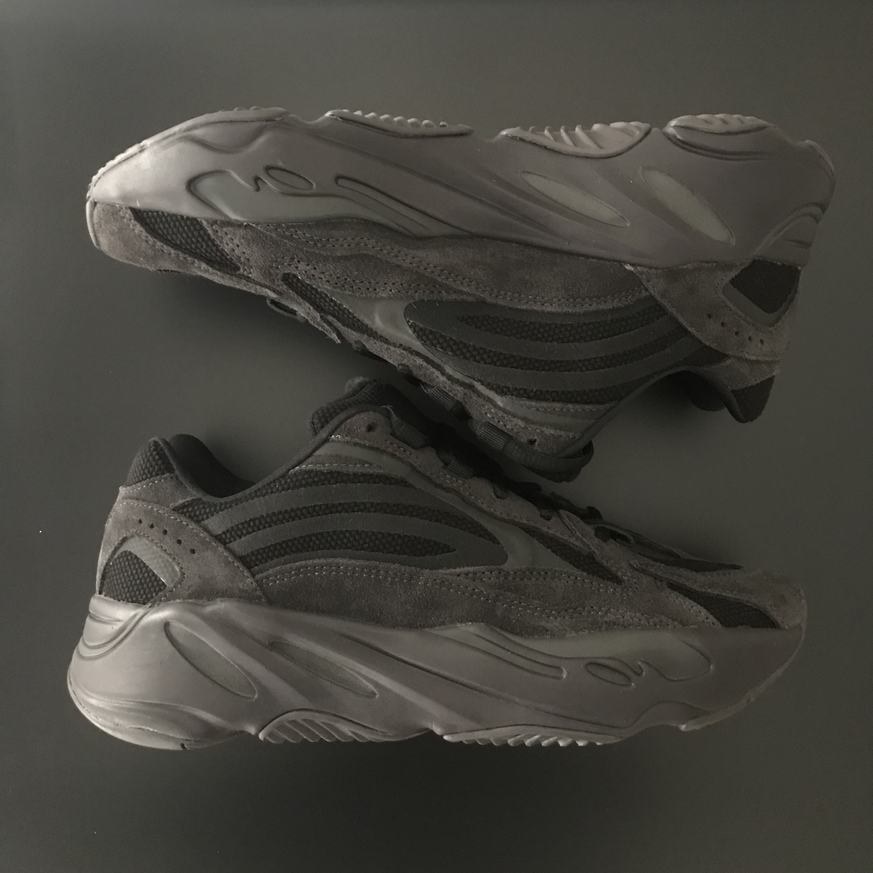Adidas Yeezy Boost 700 V2 Vanta 2019 착용 스타일 - 2