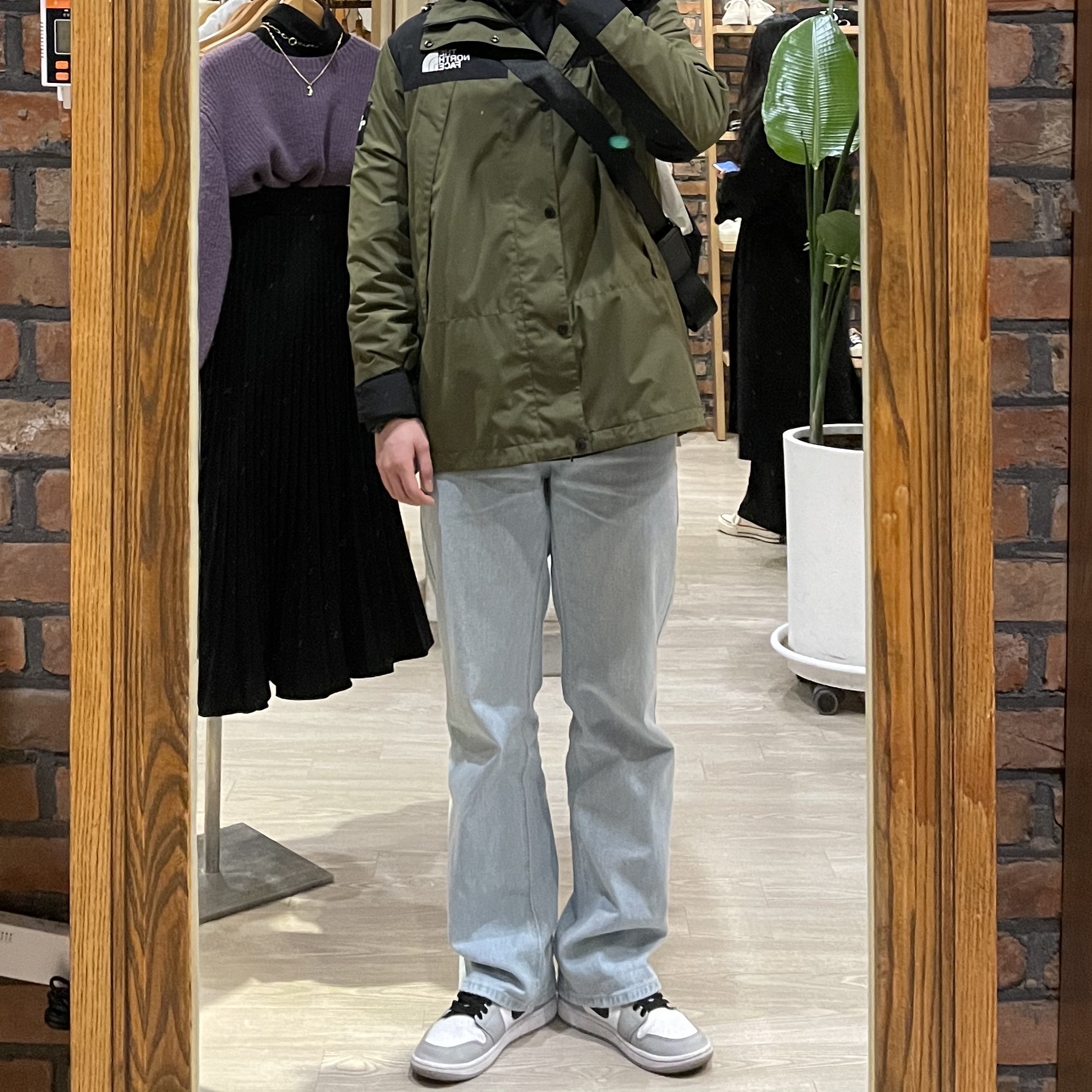 Jordan 1 Mid Light Smoke Grey 착용 스타일