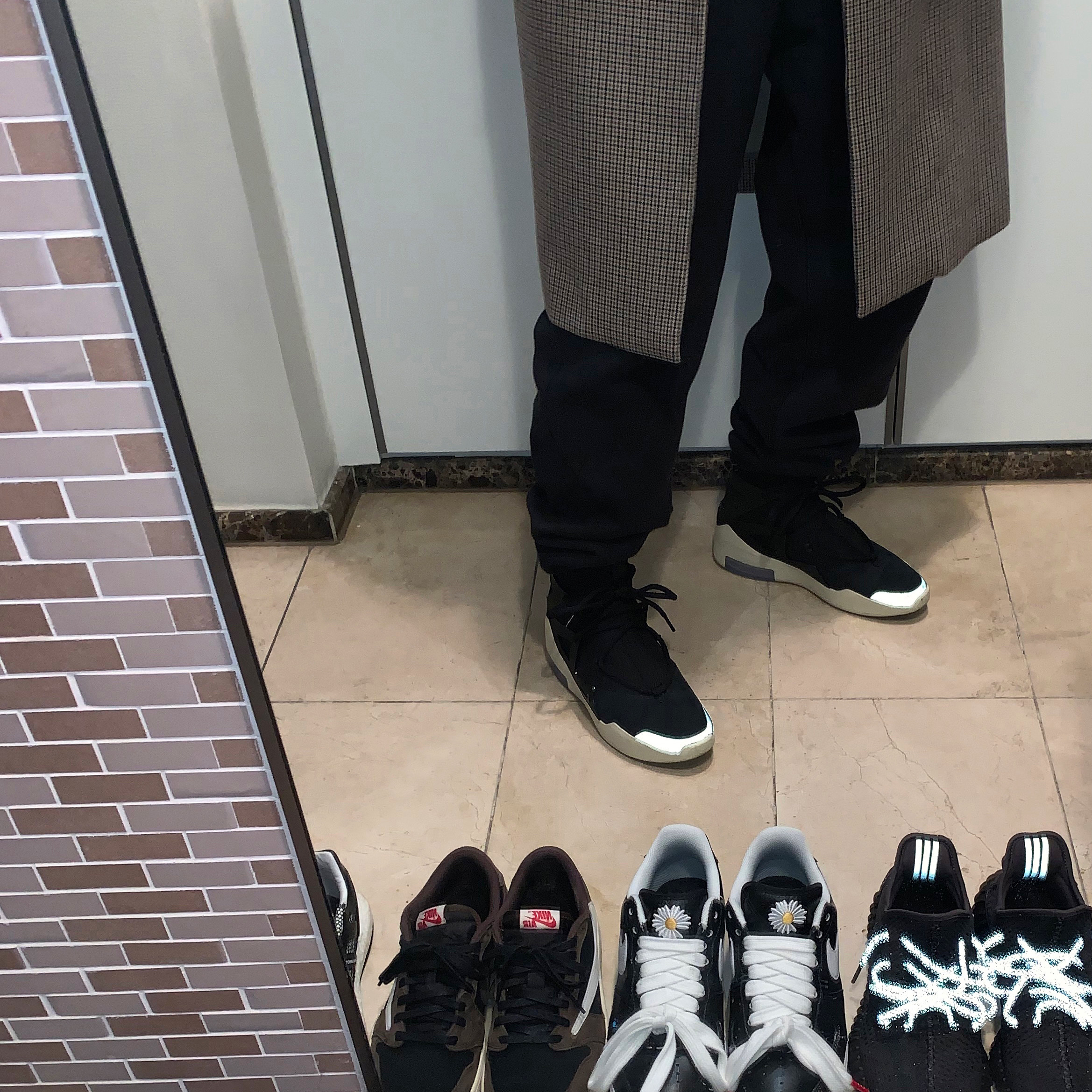 NIke x Fear of God Air Fear of God 1 Black, Jordan 1 x Travis Scott Retro Low OG SP Mocha 착용 스타일
