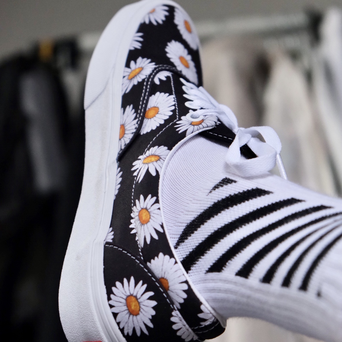 Vans Era Big Daisies Black 착용 스타일 - 1