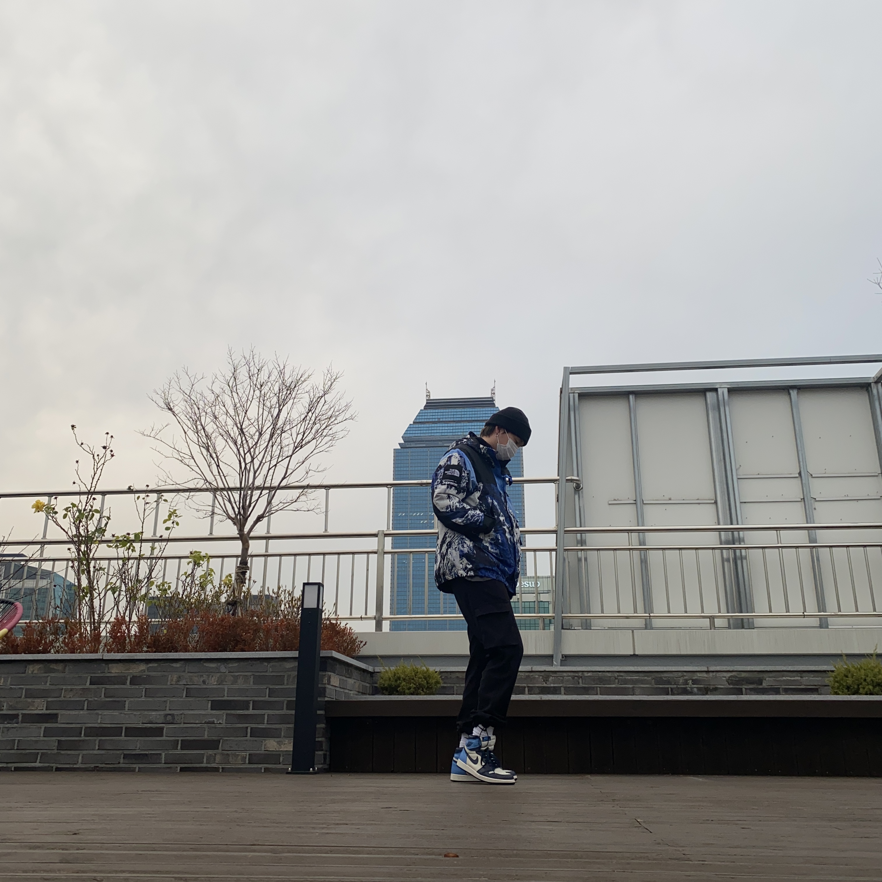 Jordan 1 Retro High Obsidian UNC 착용 스타일 - 3