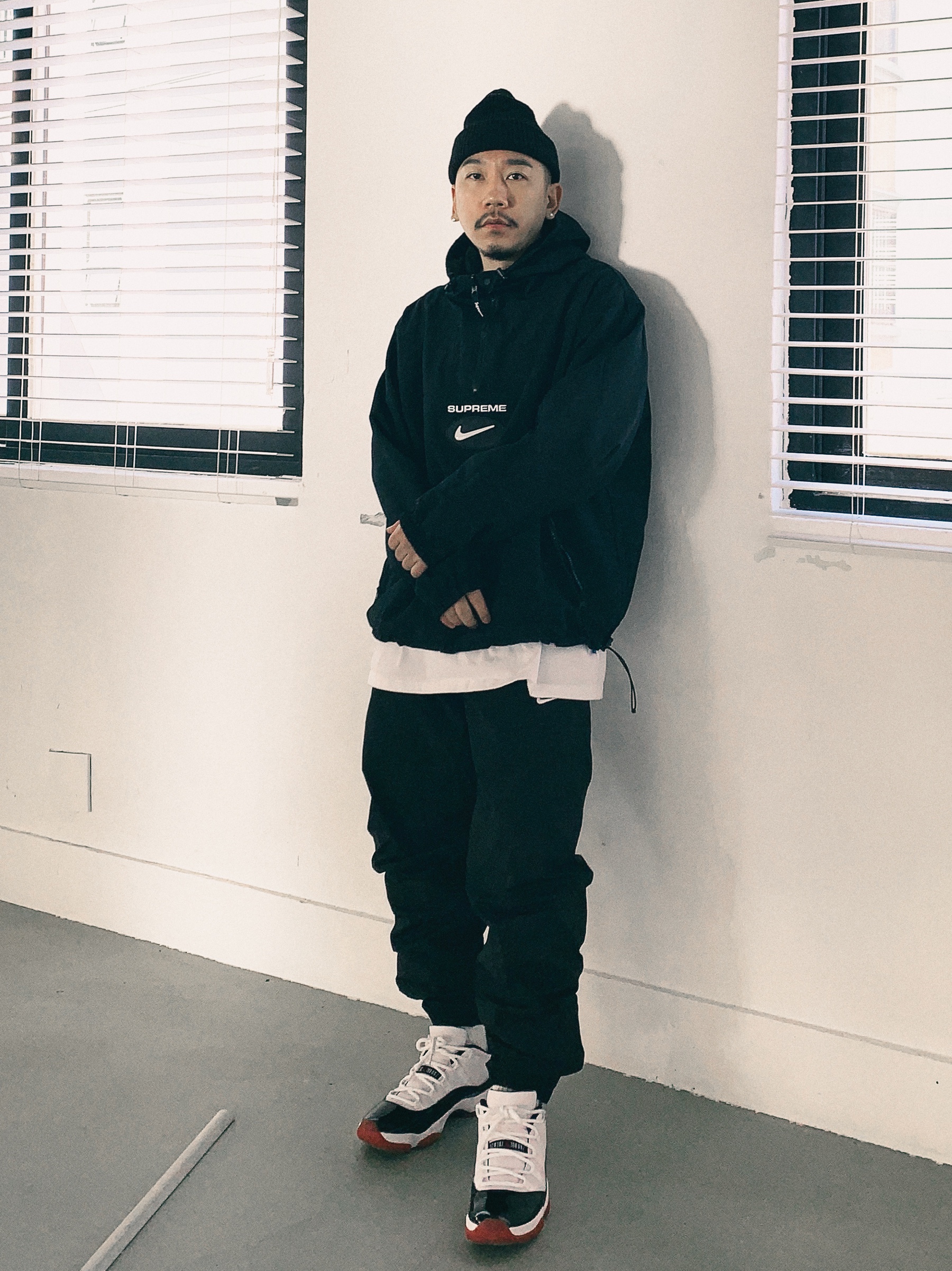 Jordan 11 Retro Low Concord Bred, Supreme x Nike Jewel Reversible Ripstop Anorak Black - 20FW 착용 스타일 - 3