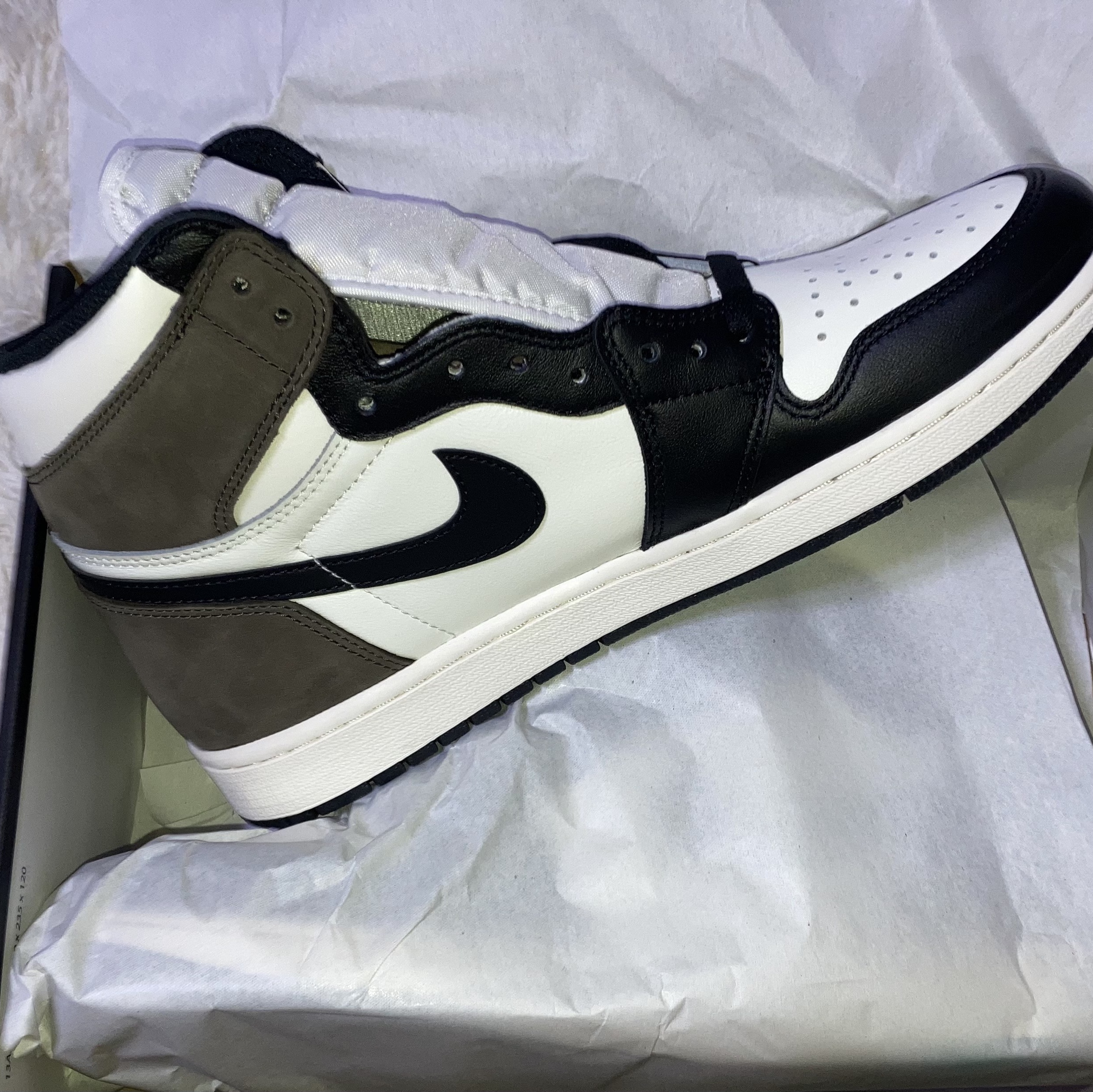 Jordan 1 Retro High OG Black Mocha 착용 스타일
