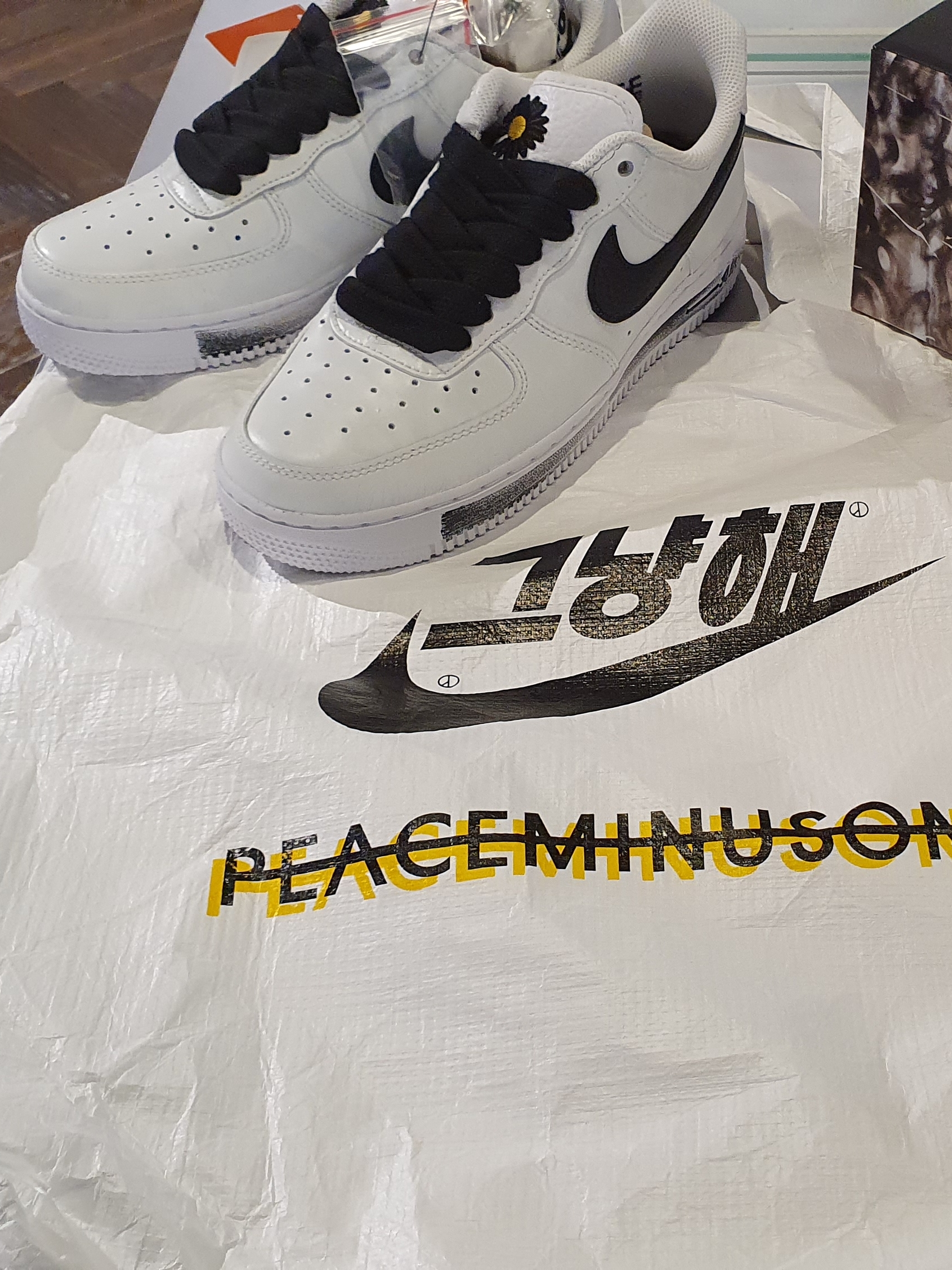 Nike x Kasina Dunk Low 80's Bus, Nike x Peaceminusone Air Force 1 Low Para-Noise 2.0 착용 스타일 - 2