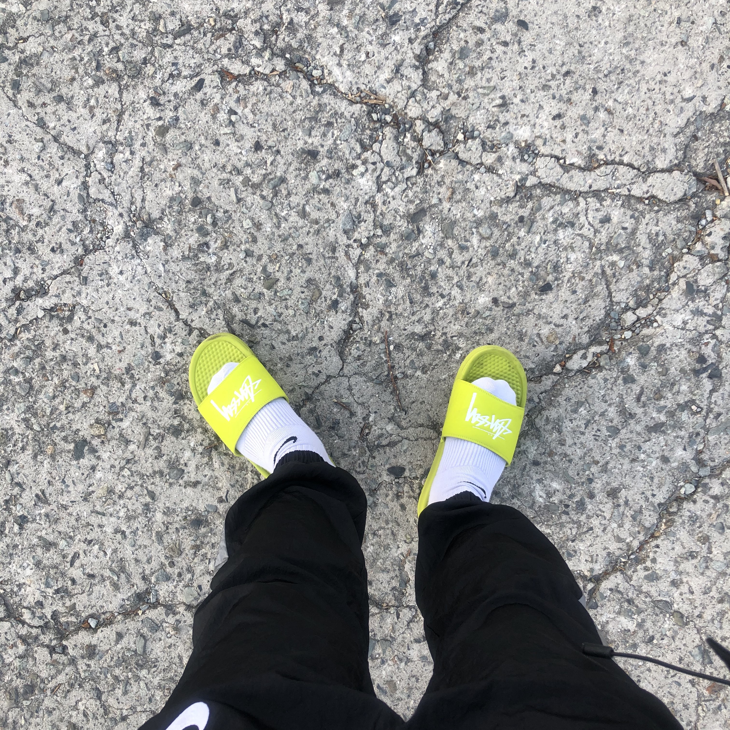 Nike x Stussy Benassi Slide Volt 착용 스타일