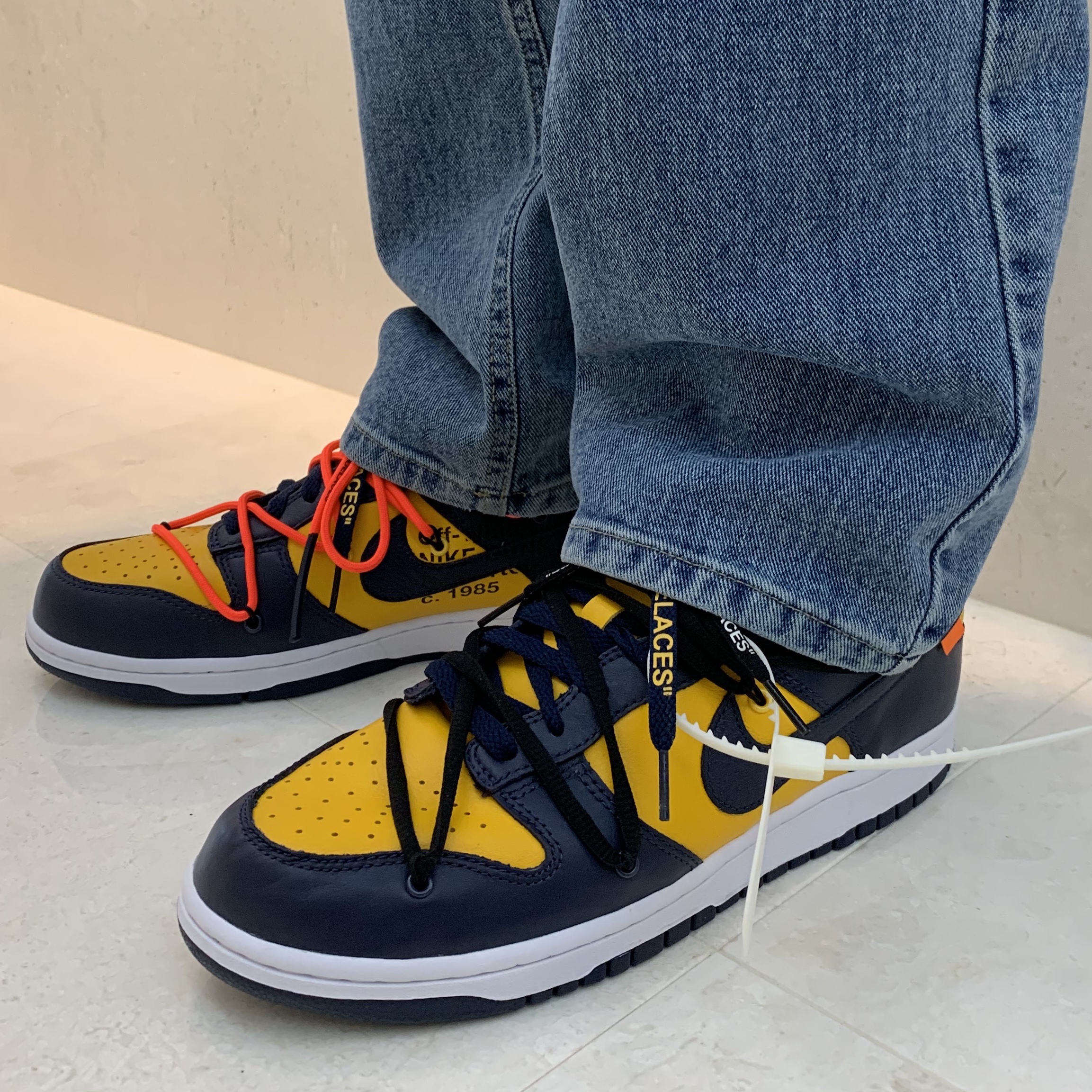 Nike x Off-White Dunk Low University Gold Midnight Navy 착용 스타일