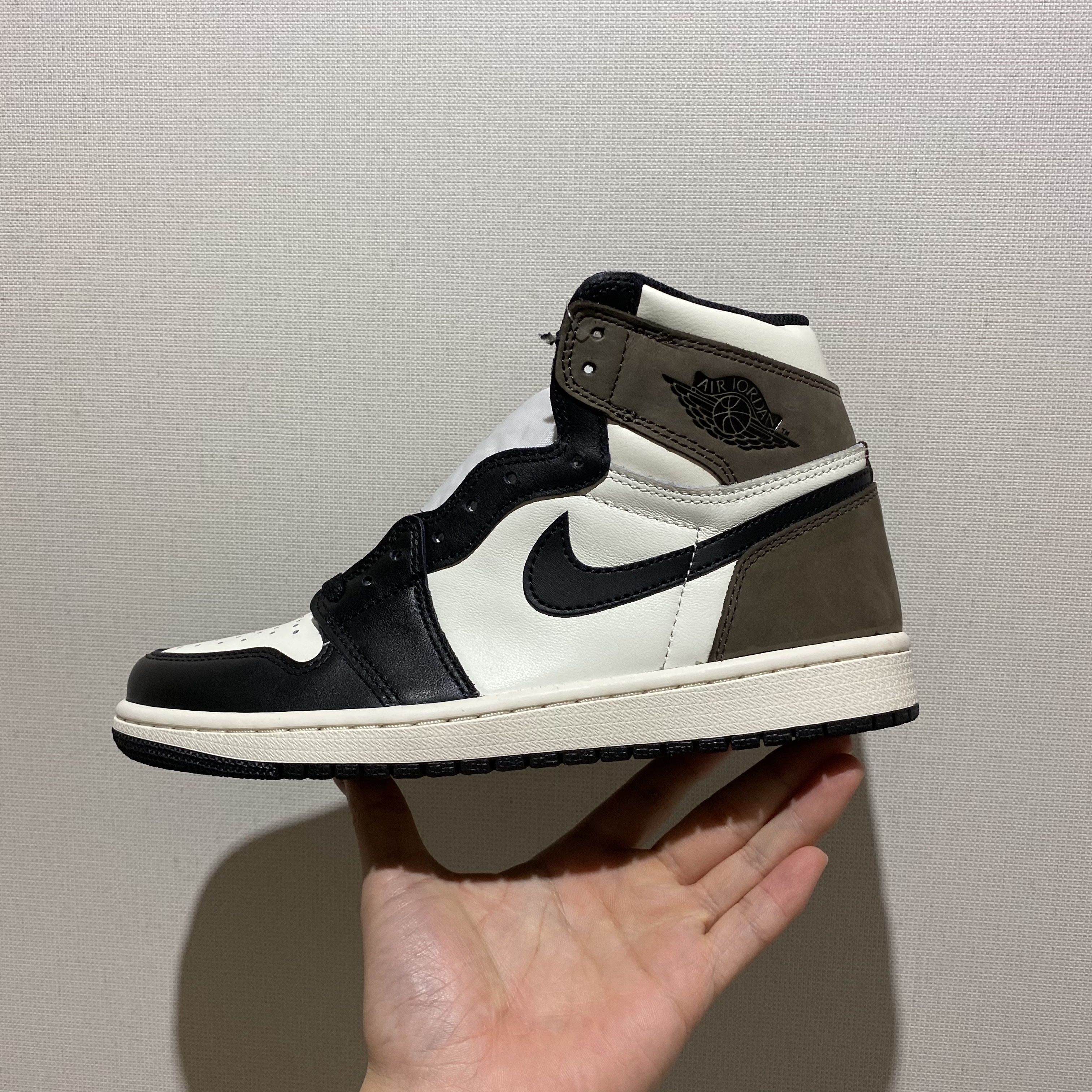 Jordan 1 Retro High OG Black Mocha 착용 스타일 - 2