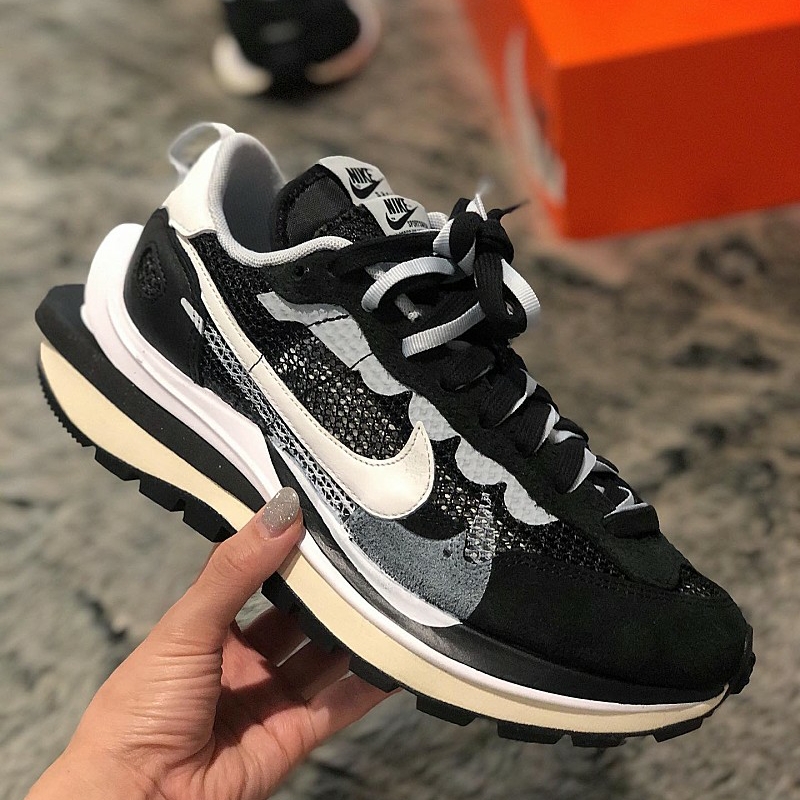 Nike x Sacai VaporWaffle Black White 착용 스타일 - 1