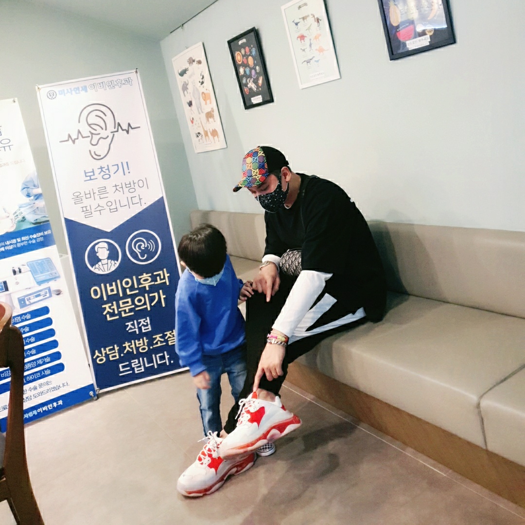 Balenciaga Triple S Sneakers Clear Sole Red 착용 스타일 - 1