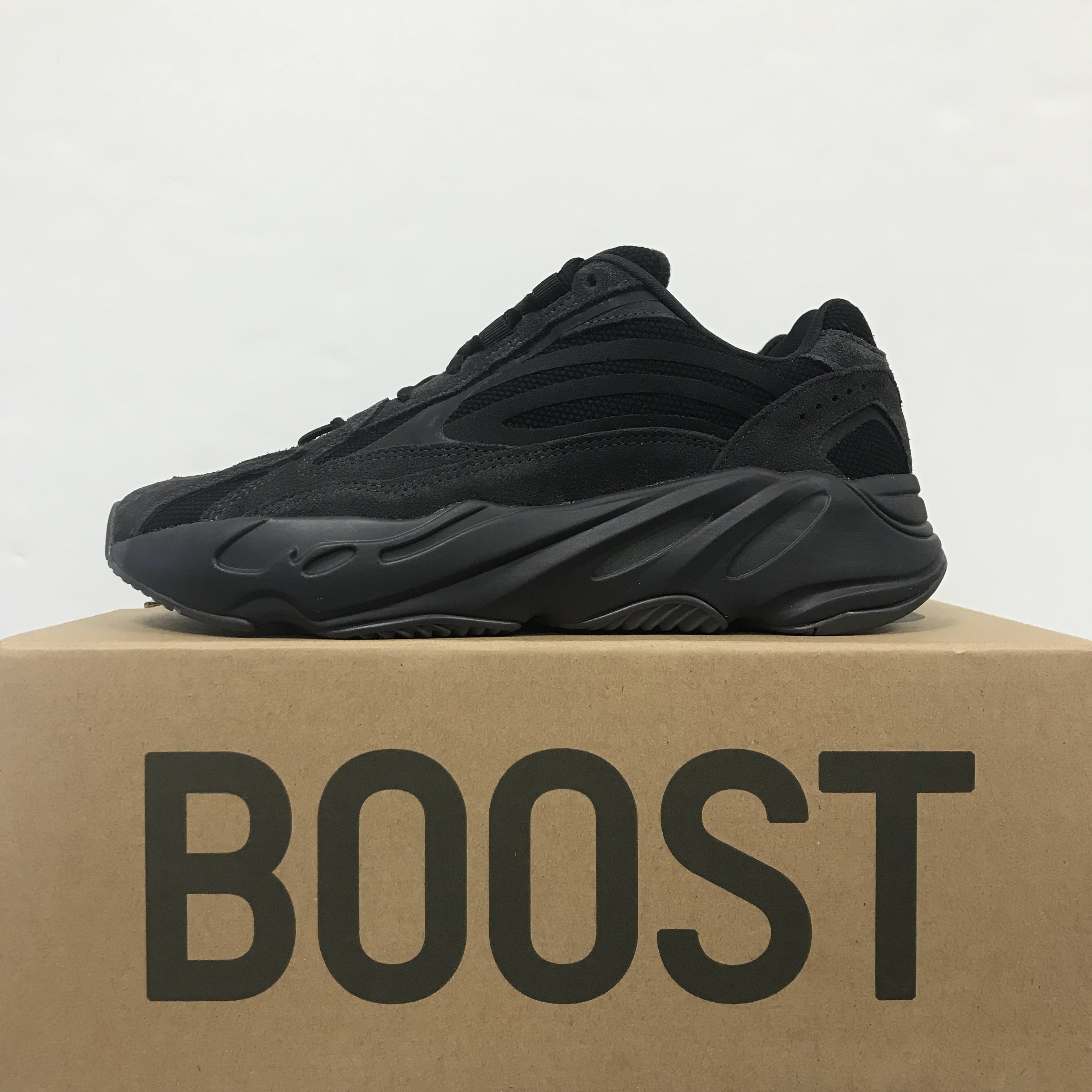 Adidas Yeezy Boost 700 V2 Vanta 2019 착용 스타일 - 1