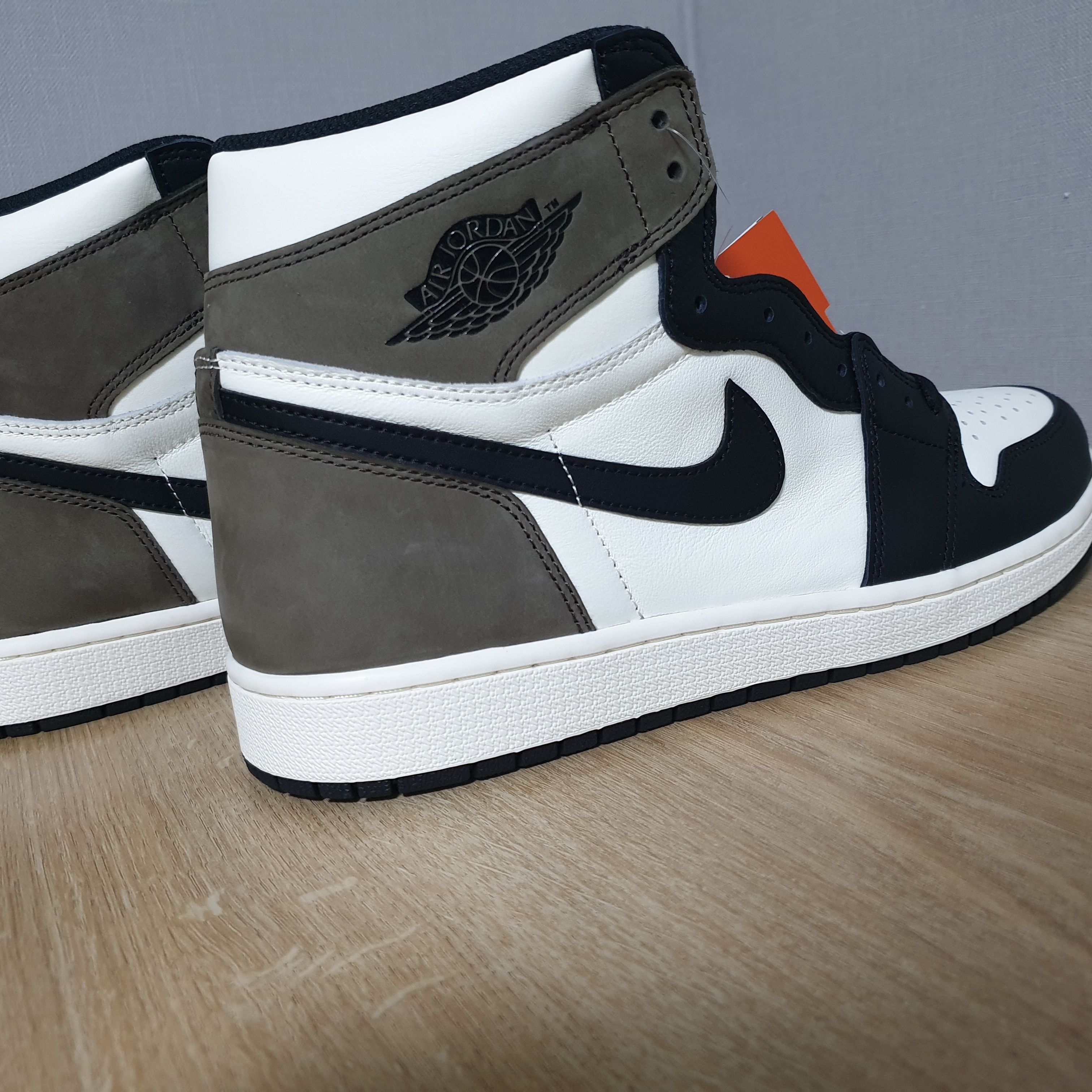 Jordan 1 Retro High OG Black Mocha 착용 스타일 - 1