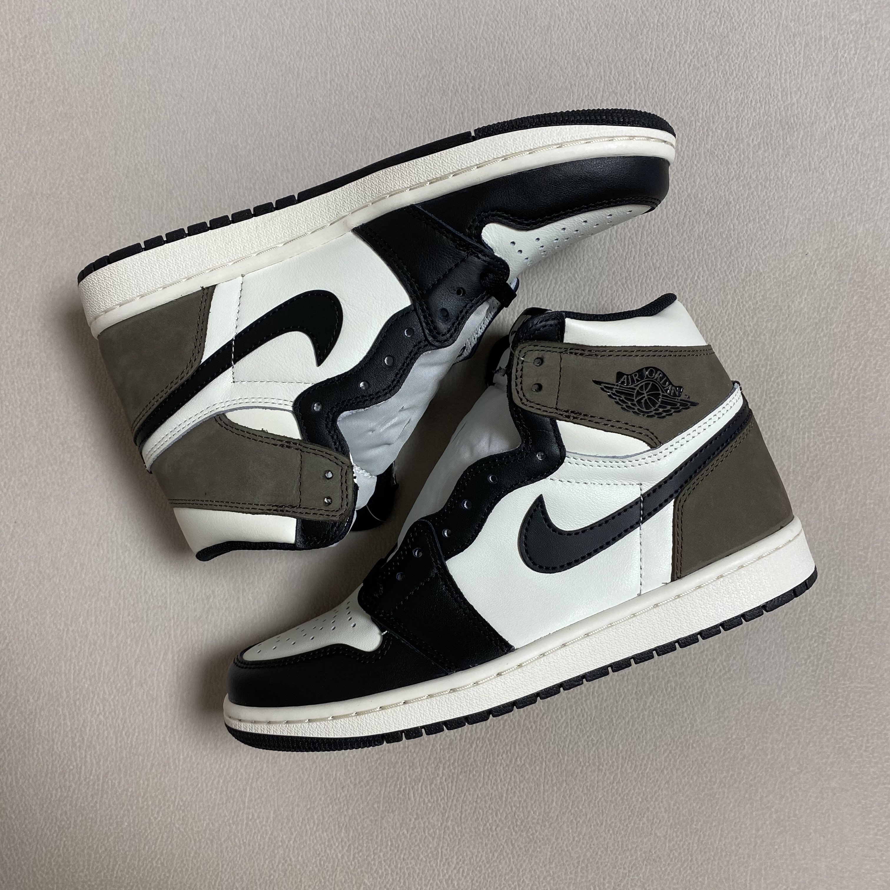 Jordan 1 Retro High OG Black Mocha 착용 스타일 - 3