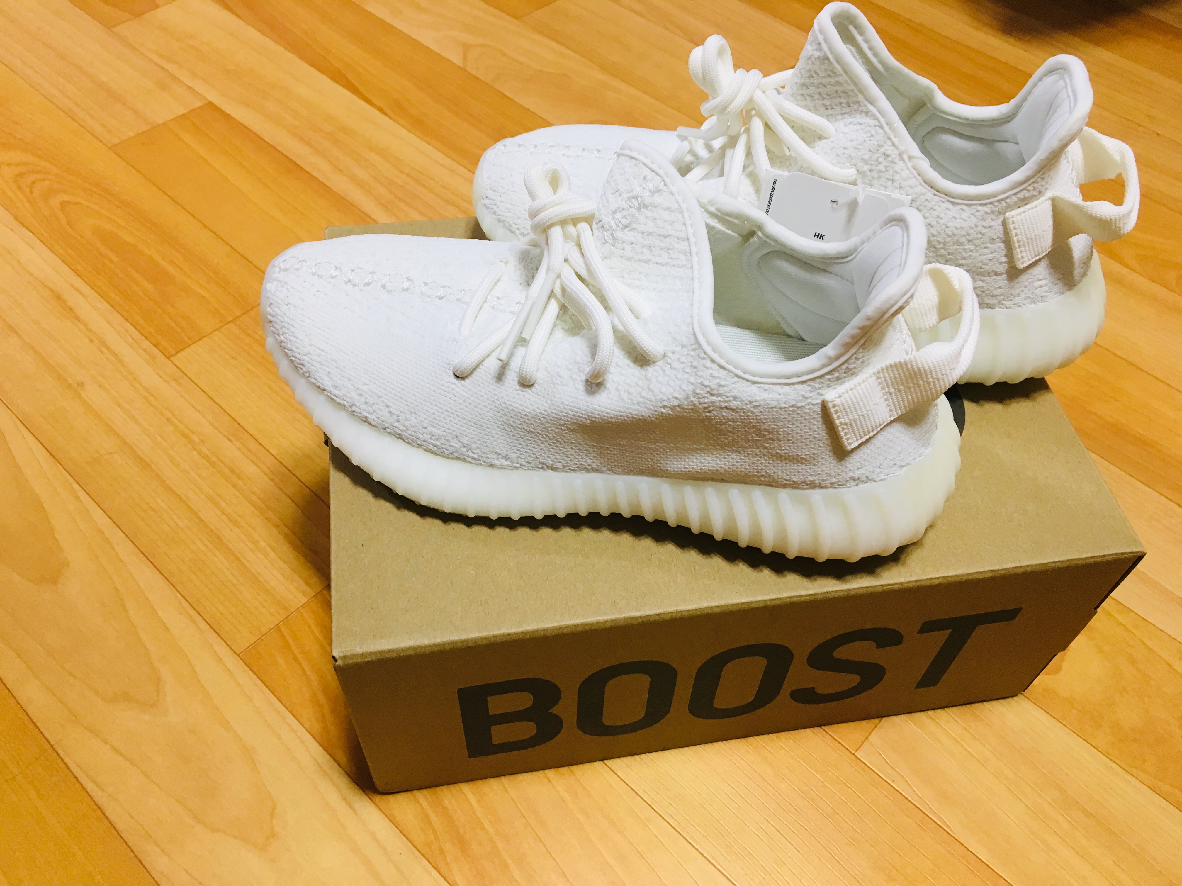 Adidas Yeezy Boost 350 V2 Cream/Triple White 착용 스타일